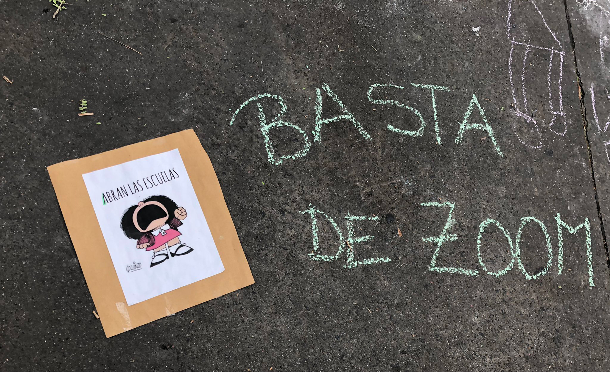 Una pancarta de queja de unos padres durante la protesta frente a la Quinta de Olivos (Twitter: @GuarraChina)
