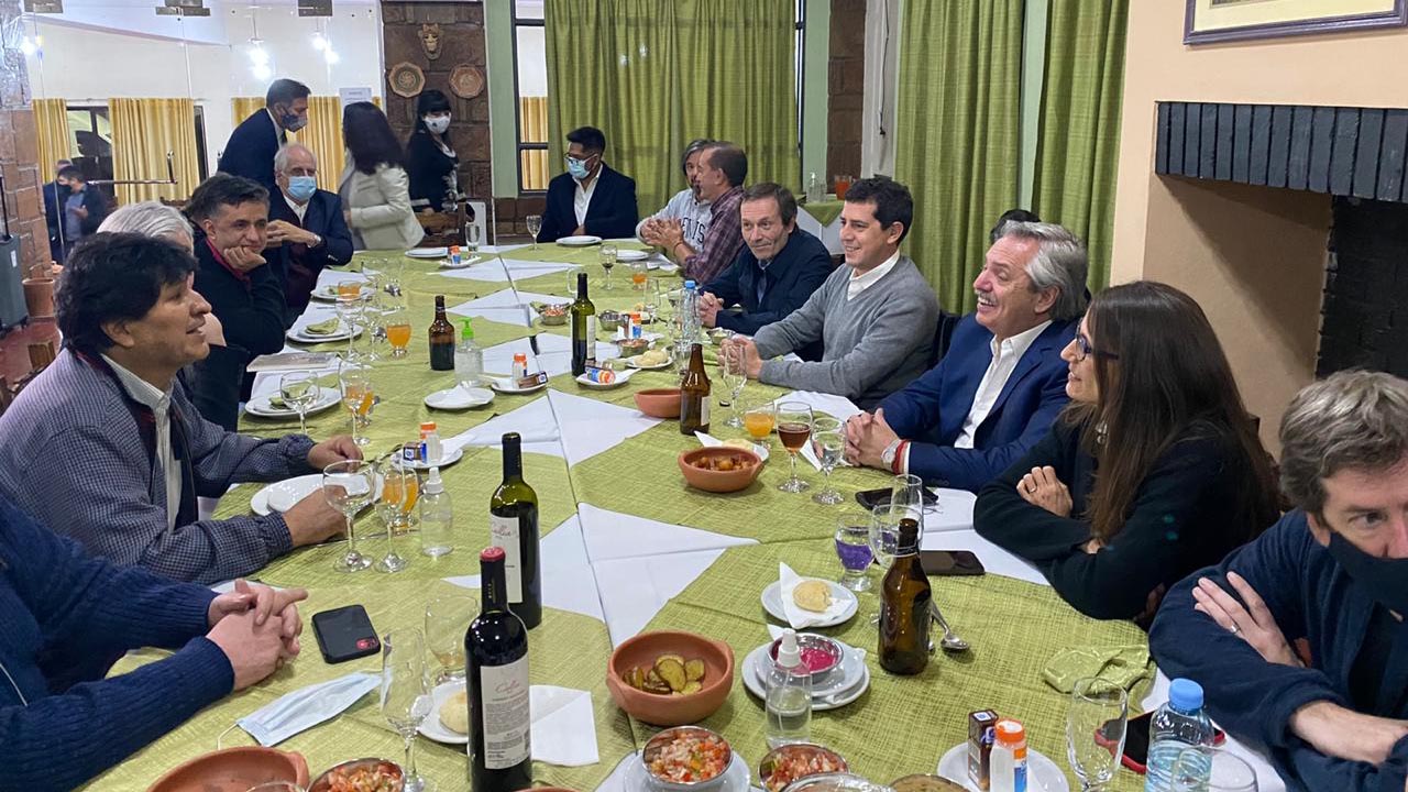 La cena entre Evo Morales y Alberto Fernández en La Quiaca por la que luego se tuvieron que aislaron varios miembros del gabinete (@PerezMoyaTlSUR)