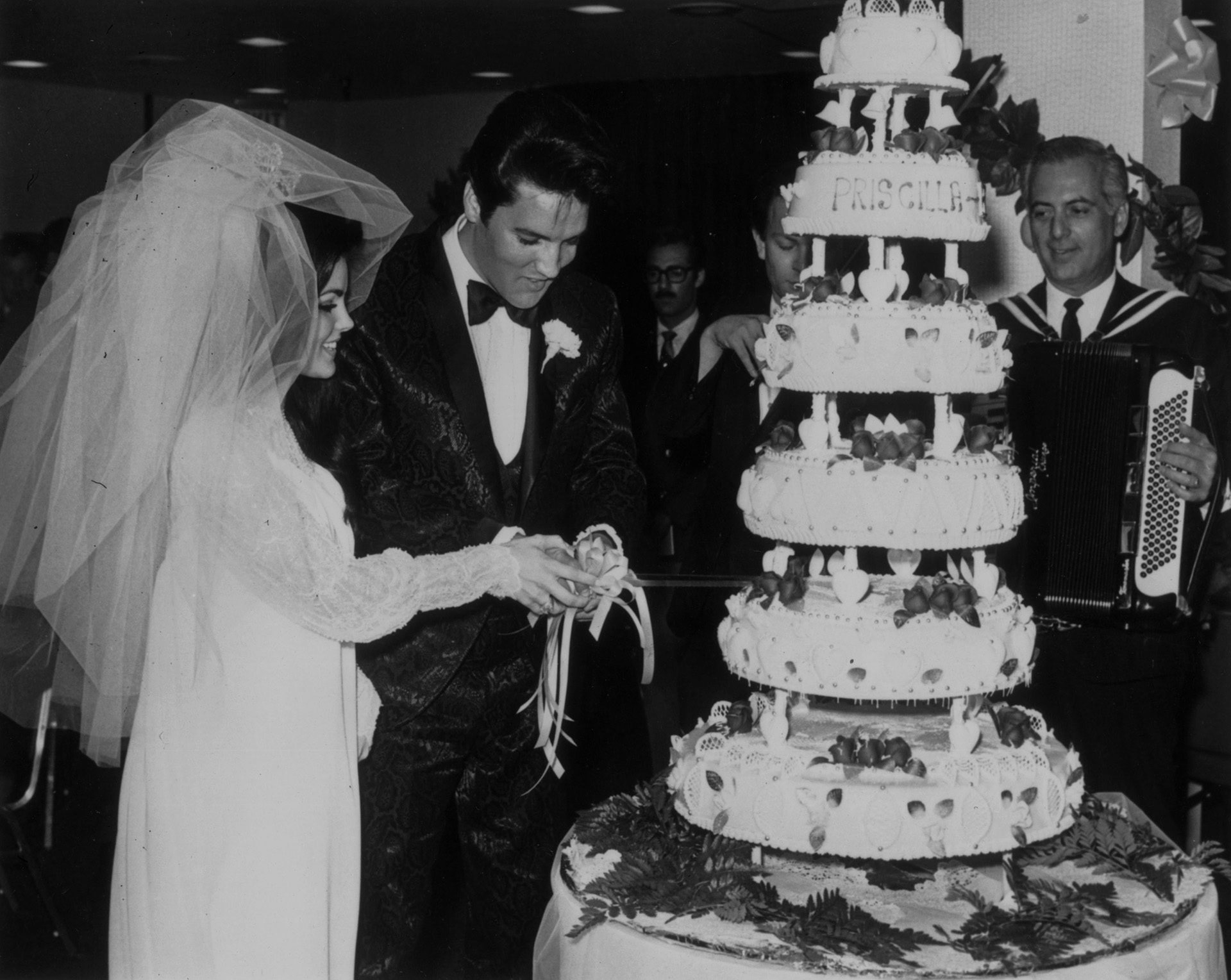 Desheredada y desterrada de Graceland: el primer cumpleaños de Priscilla  Presley luego de la muerte de su hija - Prensa Mercosur El diario online  del MERCOSUR