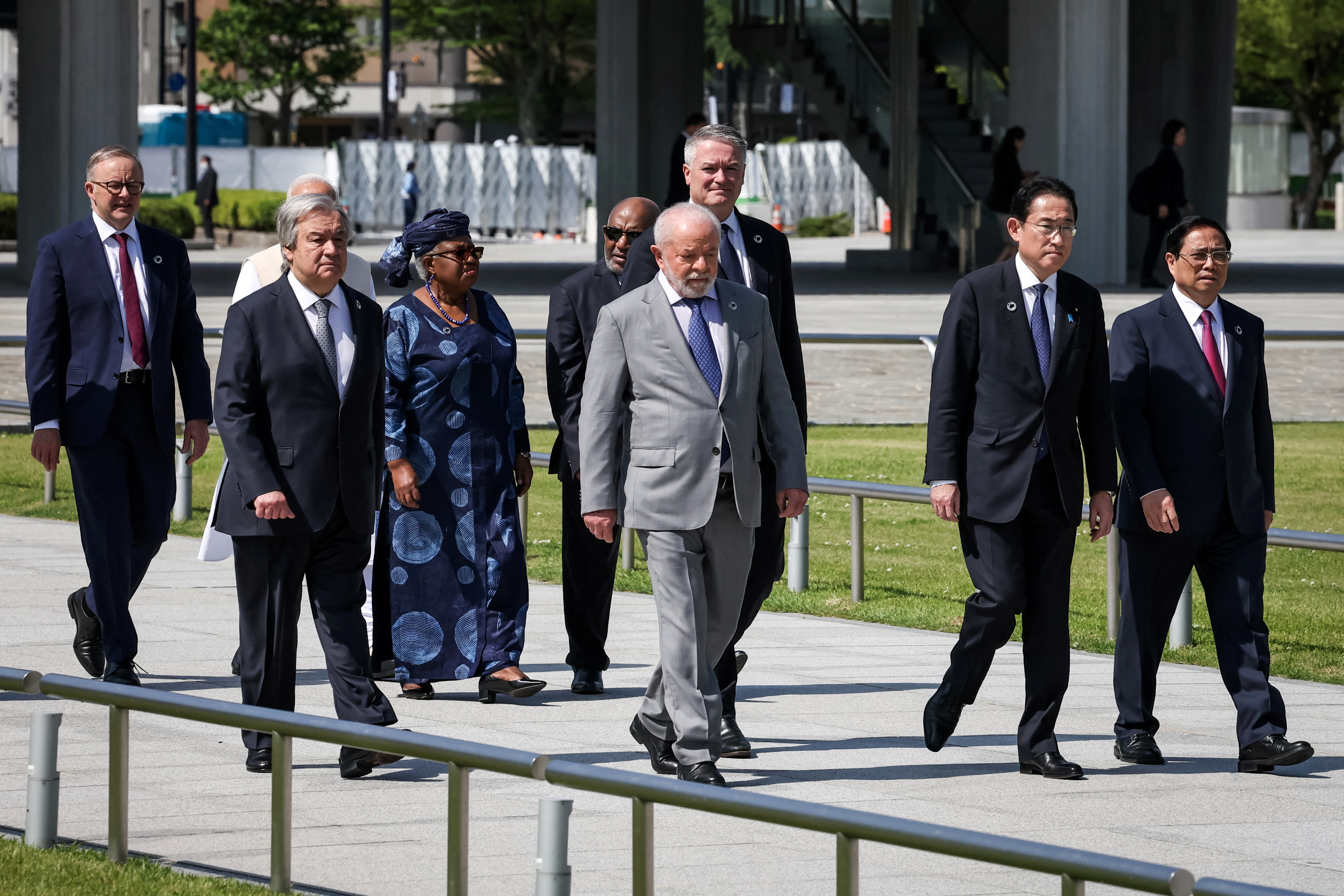 Lula y otros líderes tras una ceremonia en el memorial por la Paz en Hiroshima (Takashi Aoyama/REUTERS)