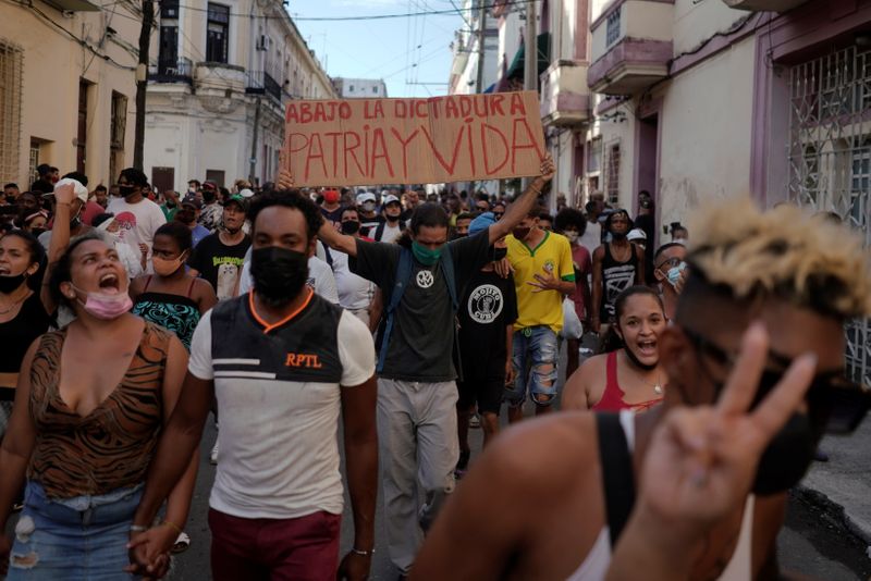 Un grupo de personas grita consignas contra el régimen durante la protesta en La Habana, el 11 de julio de 2021 (REUTERS/Alexandre Meneghini)