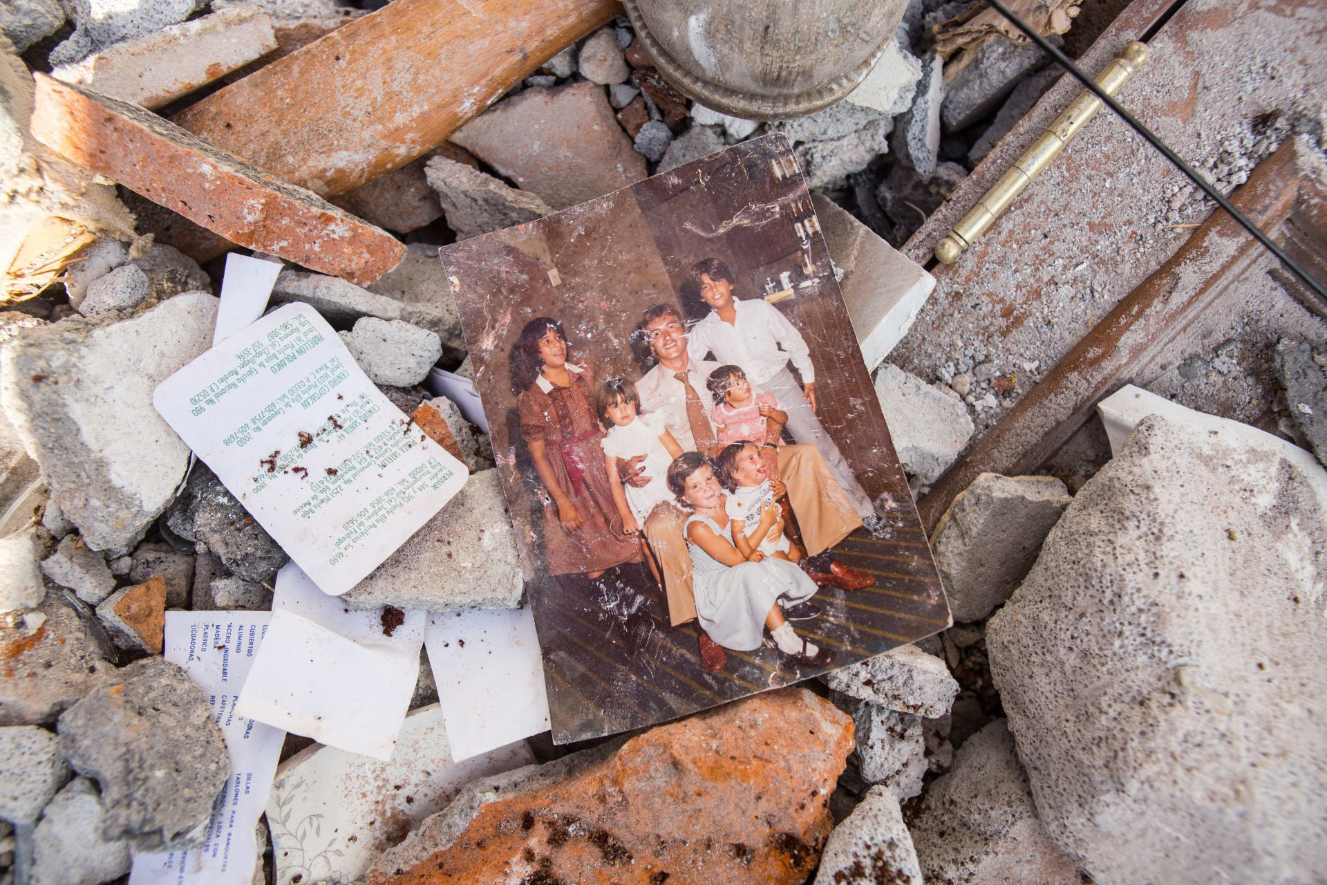 CIUDAD DE MÉXICO, 19SEPTIEMBRE2017. fotografías y objetos, recuerdos de familias han quedado en los escombros de los diversos edificios colapsados por el terremoto sufrido el día de hoy en la capital. Tan solo unas horas después de los simulacros en conmemoración del terremoto de 1985, un fuerte sismo de 7.1 grados richter que sacudió la ciudad FOTO: TERCERO DÍAZ /CUARTOSCURO.COM