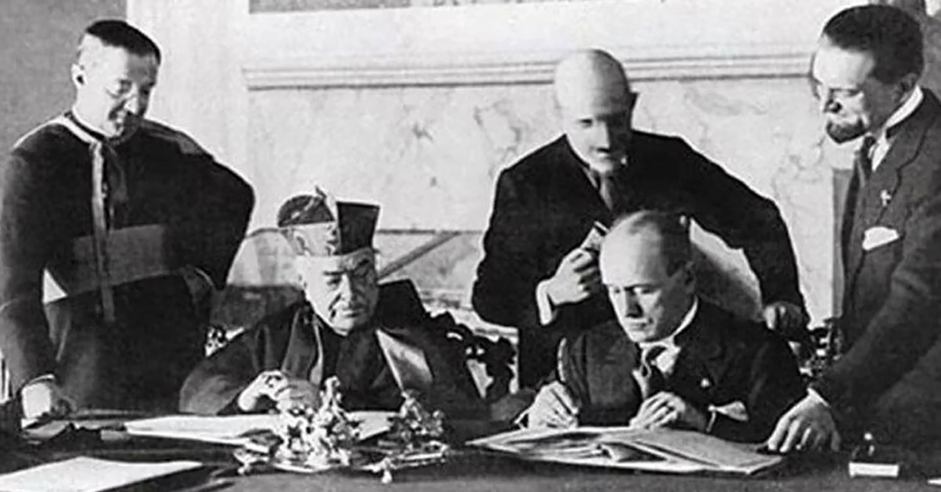 Pío XI y Benito Mussolini firmando los Pactos Lateralenses