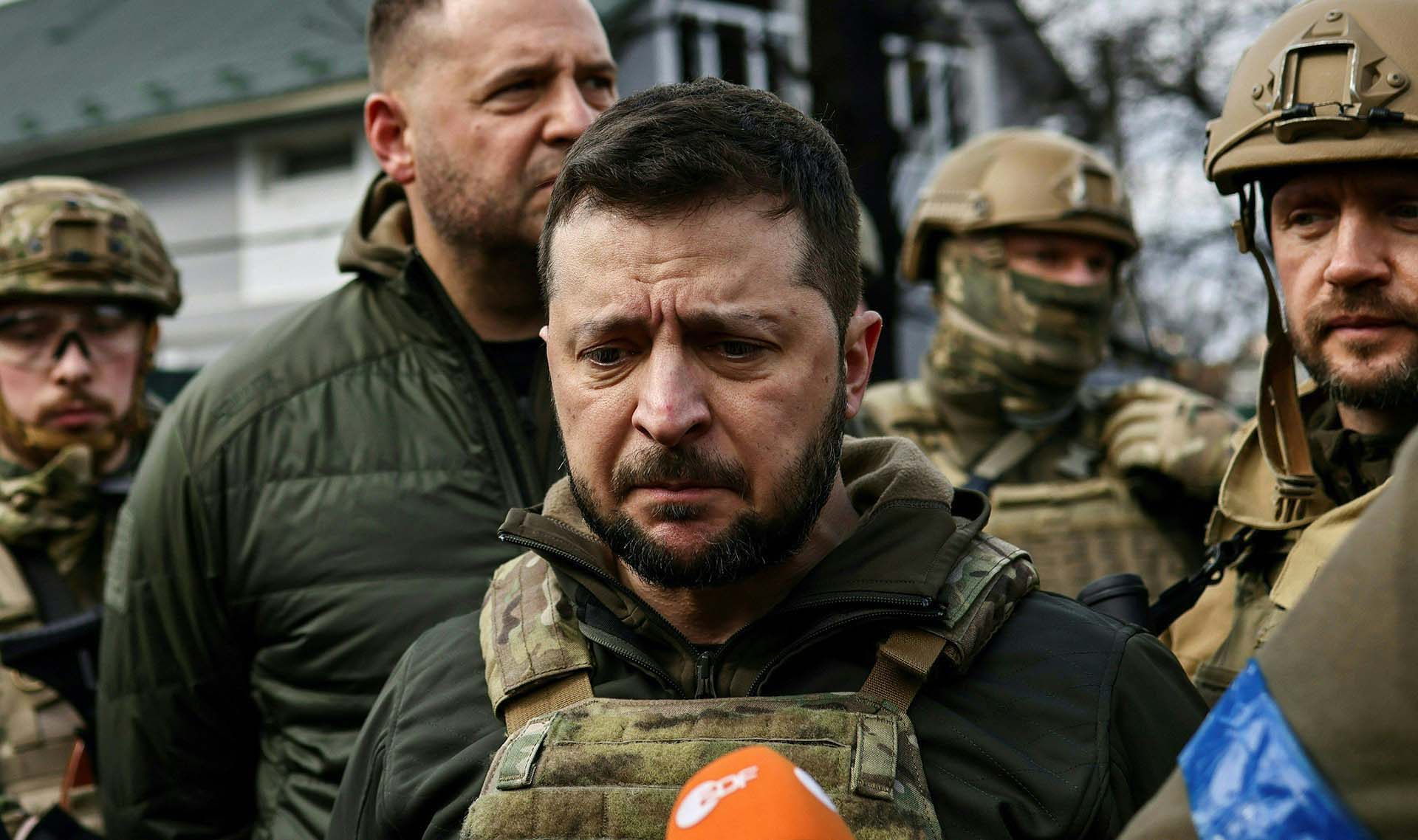 El presidente de Ucrania, Volodimir Zelensky, instó al Ejército a seguir resistiendo el asedio ruso en Bakhmut