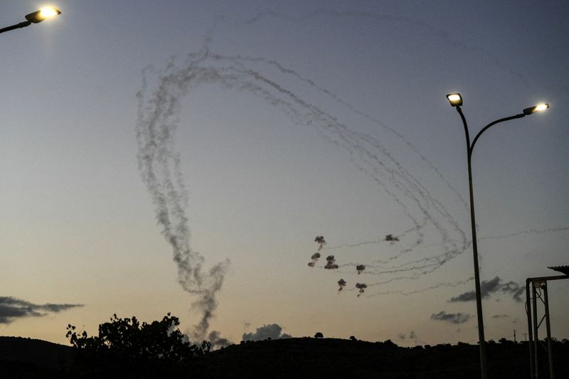 El ej&eacute;rcito israel&iacute; denunci&oacute; que Hezbollah lanz&oacute; m&aacute;s de 50 proyectiles a sus fuerzas en el sur de L&iacute;bano pese al alto al fuego