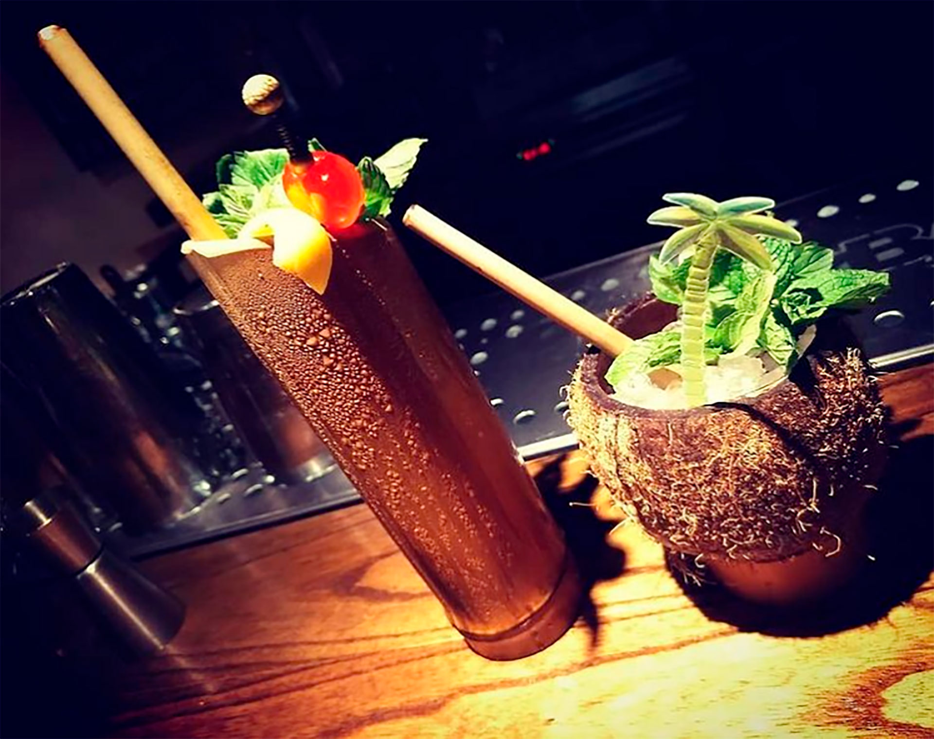 Los vasos de cocktails hechos en bambú y coco