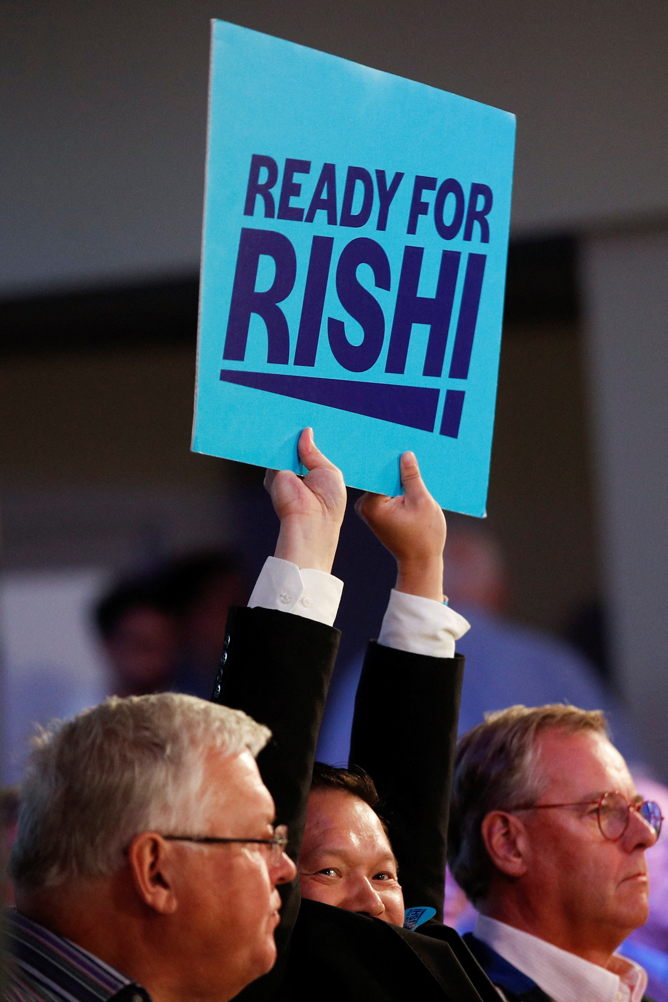 Una persona en el público del debate levanta un cartel en favor de Rishi Sunak, candidato a suceder a Boris Johnson (REUTERS/Peter Nicholls)