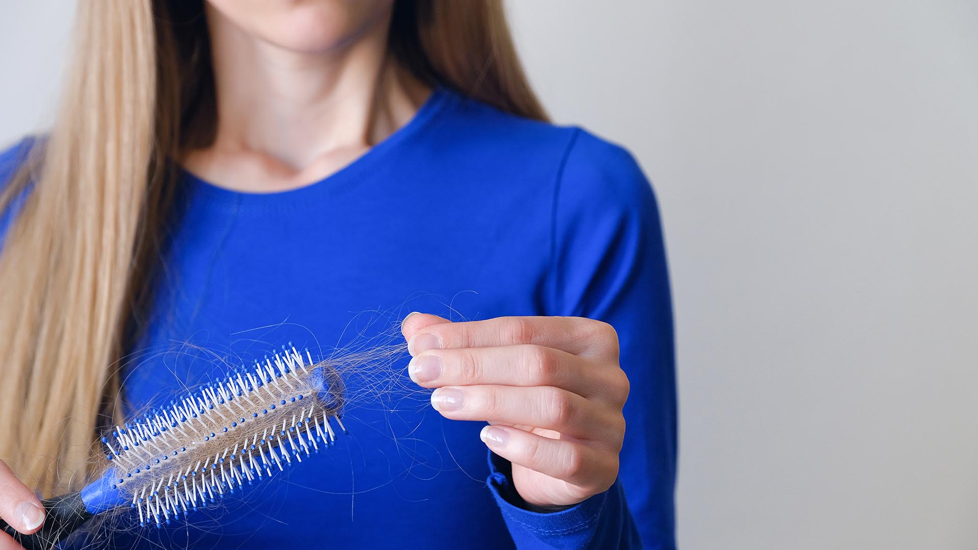 Los expertos aún no saben si la caída del pelo está motivada por el ataque del virus o por el estrés que genera la enfermedad en algunas personas (Getty)
