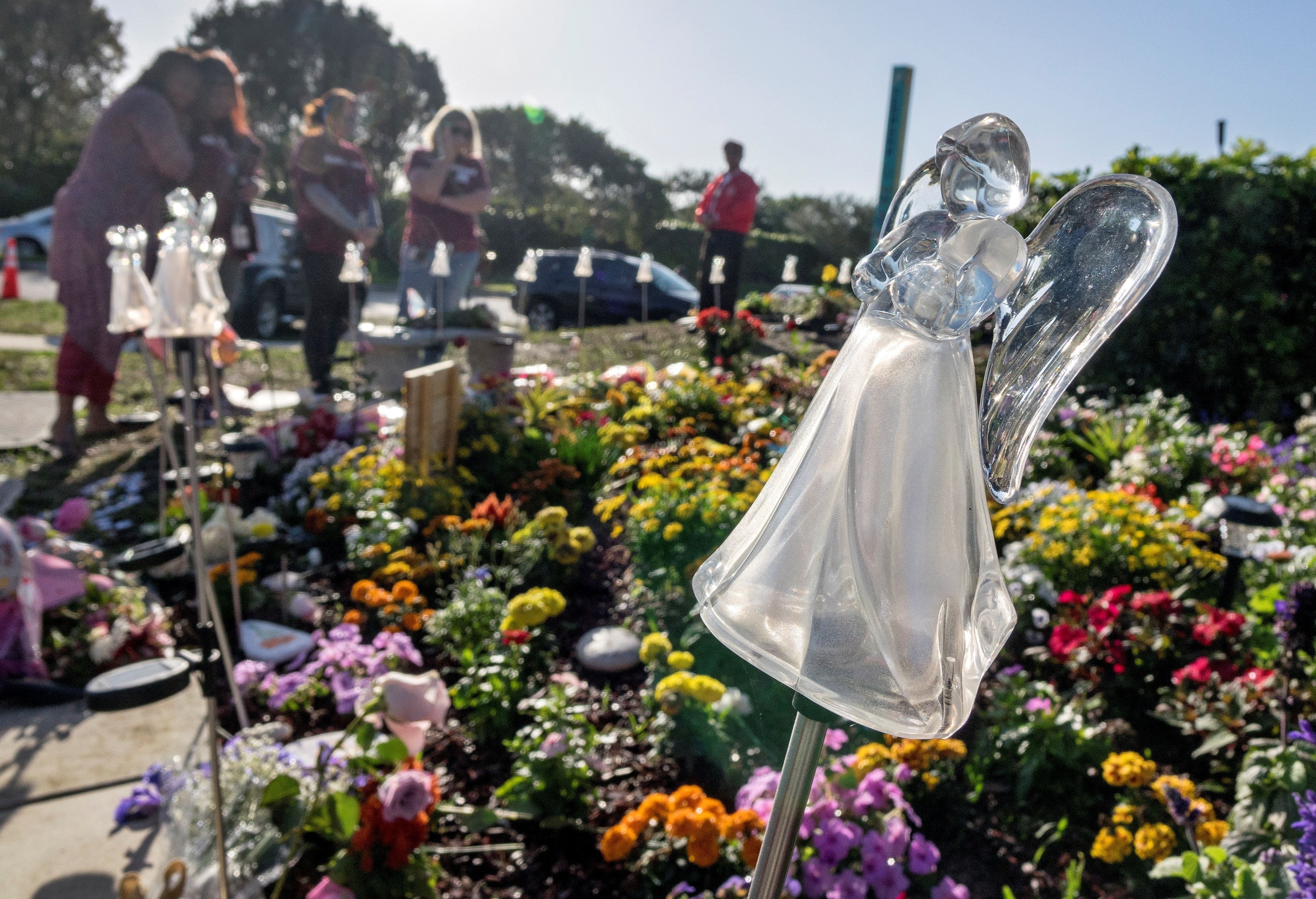 Flores en memoria de las víctimas del tiroteo masivo