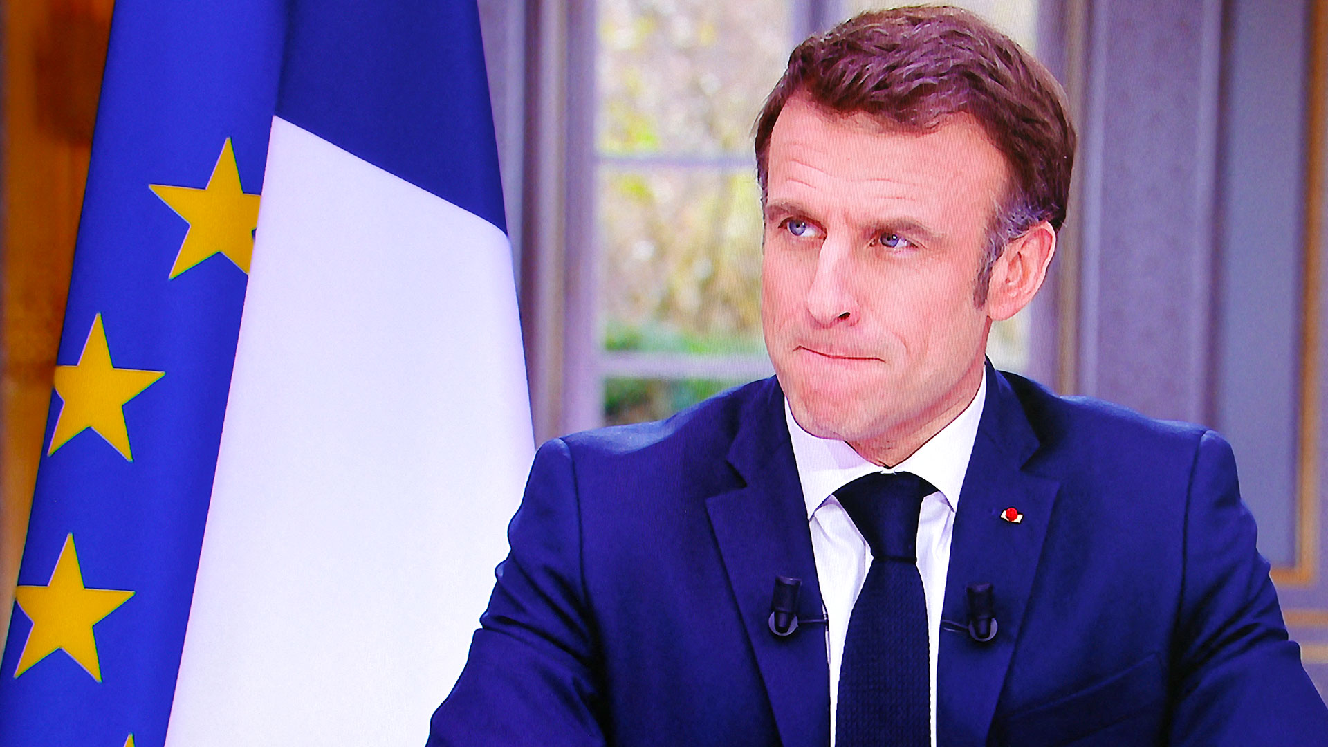Macron defendió el proyecto y asgeuró que entrará en vigencia a finales de año (AFP)