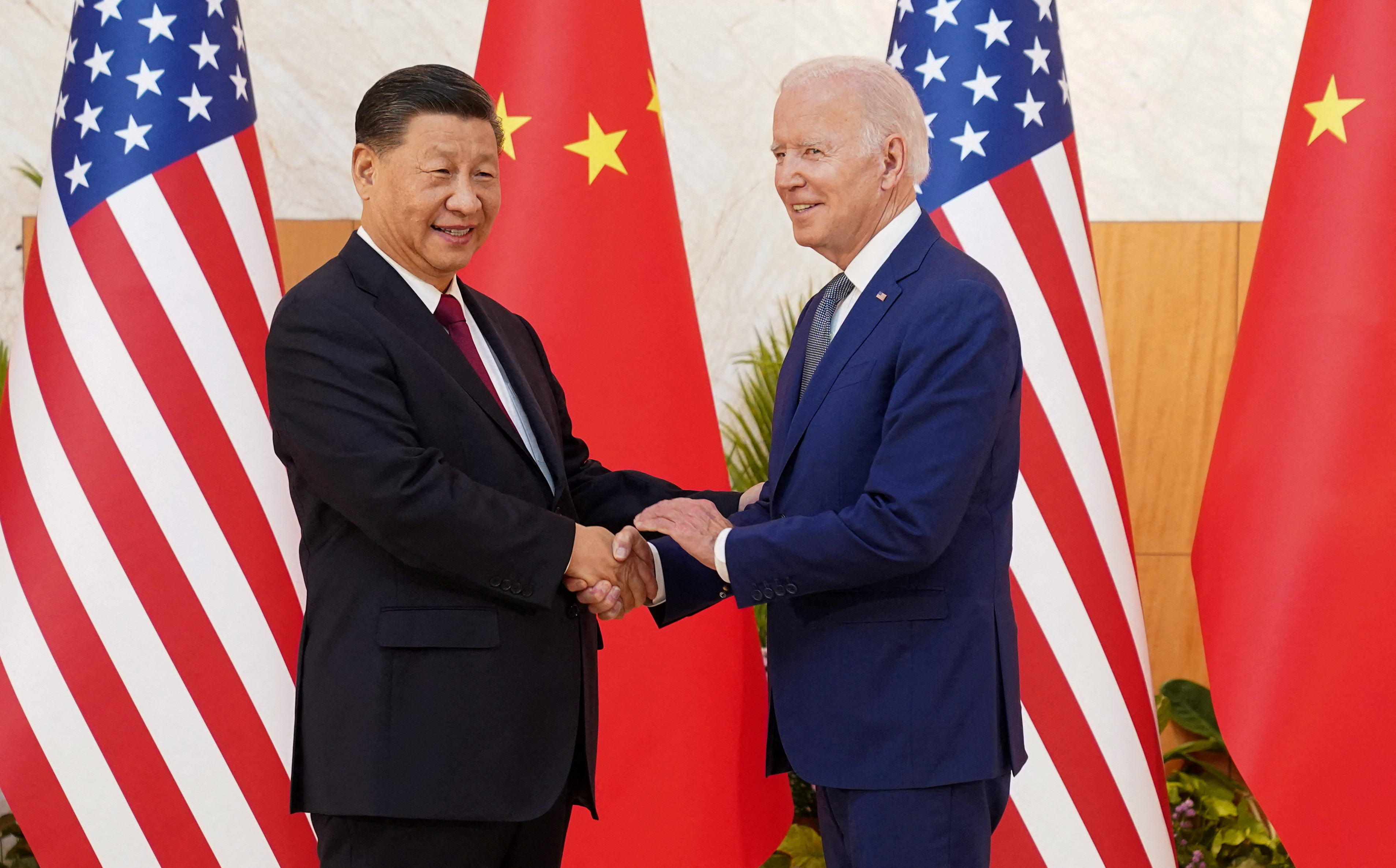 El presidente chino Xi Jinping y el estadounidense Joe Biden durante su encuentro de este lunes (REUTERS/Kevin Lamarque)