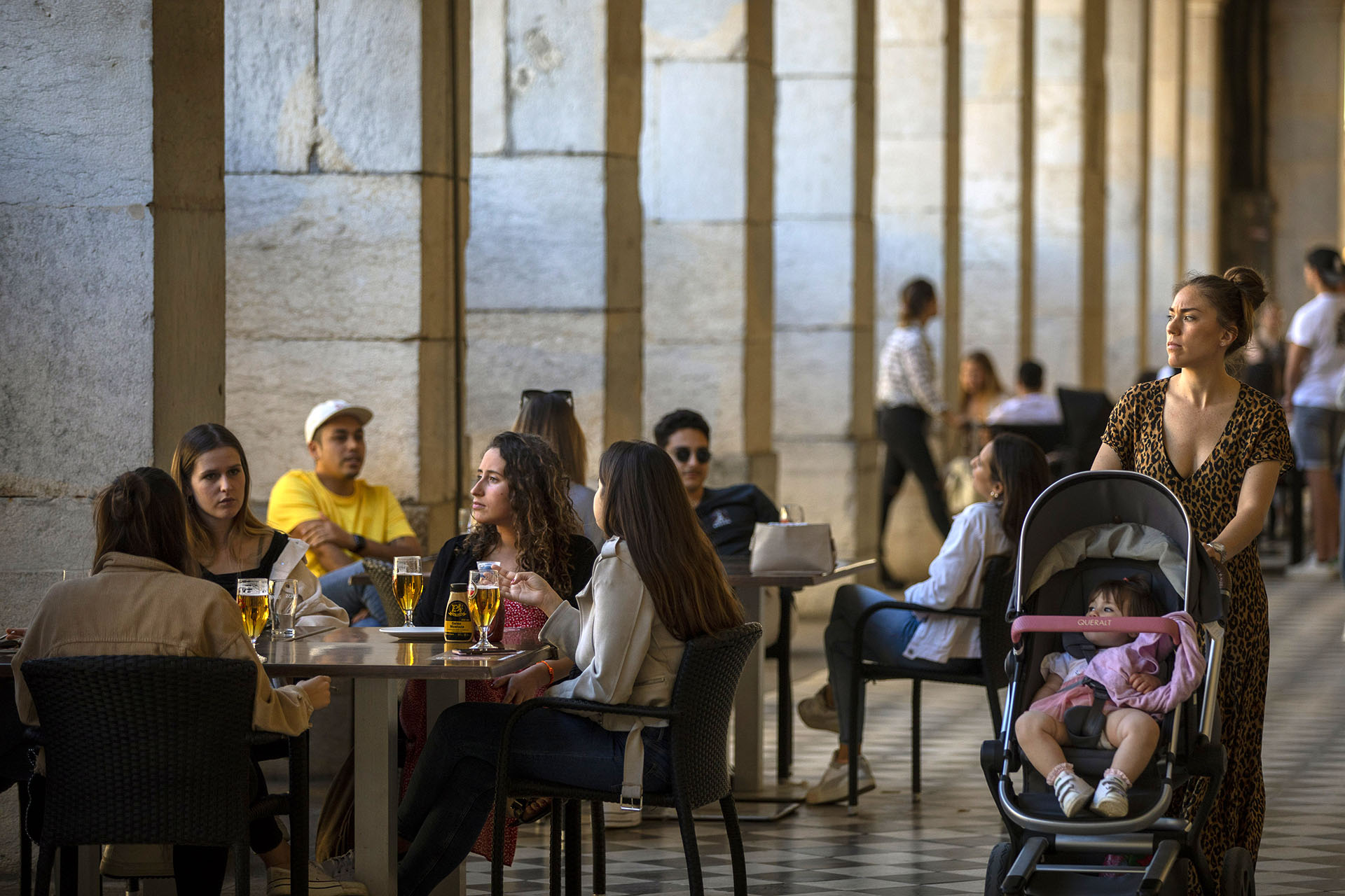 Una terraza de un bar de Girona, España.