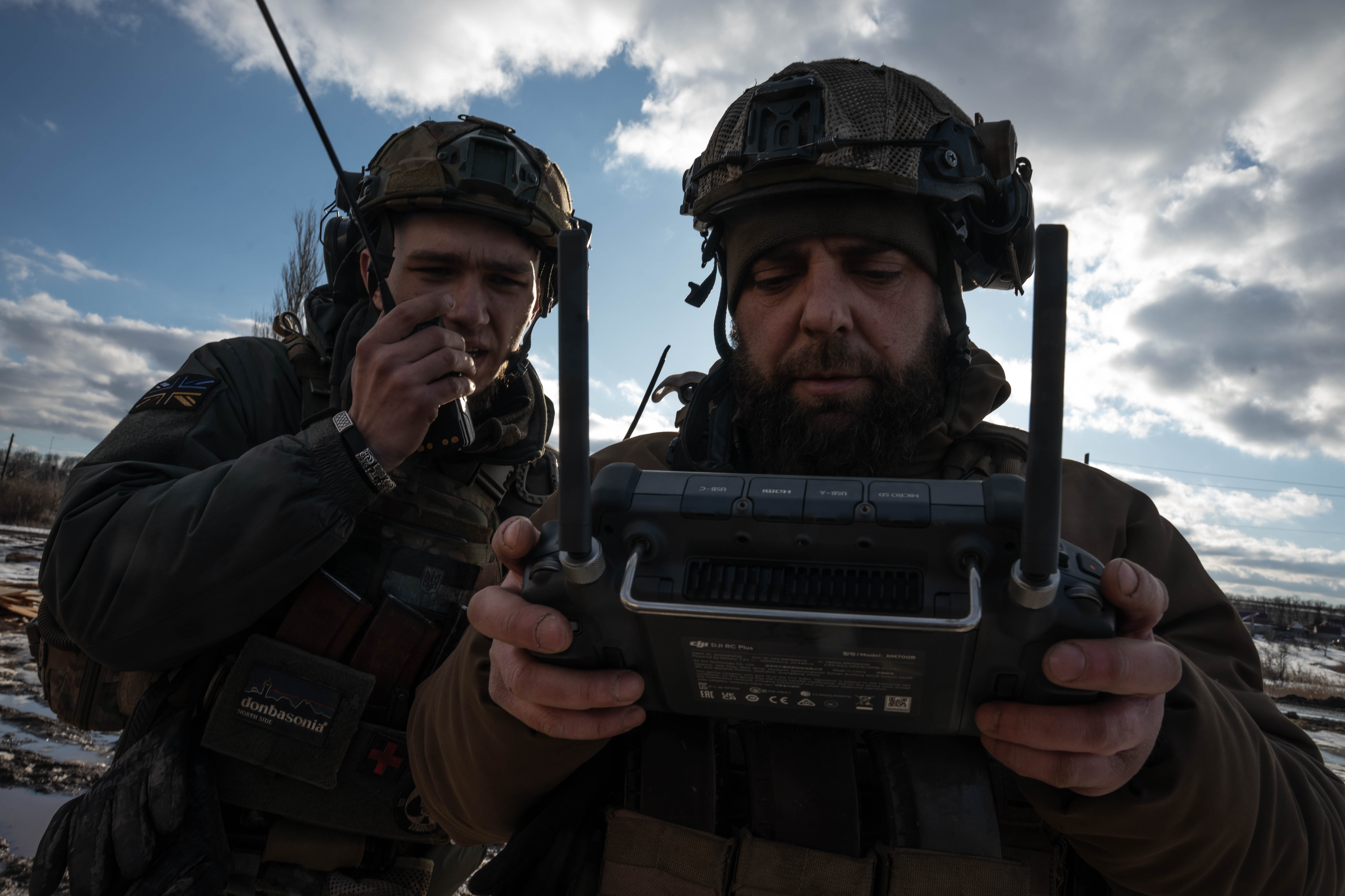 La Brigada 28 cuenta con varios drones de diferentes tamaños y alcances. Muchos de ellos se los dona la sociedad civil para que puedan utilizarlos en misiones de reconocimiento