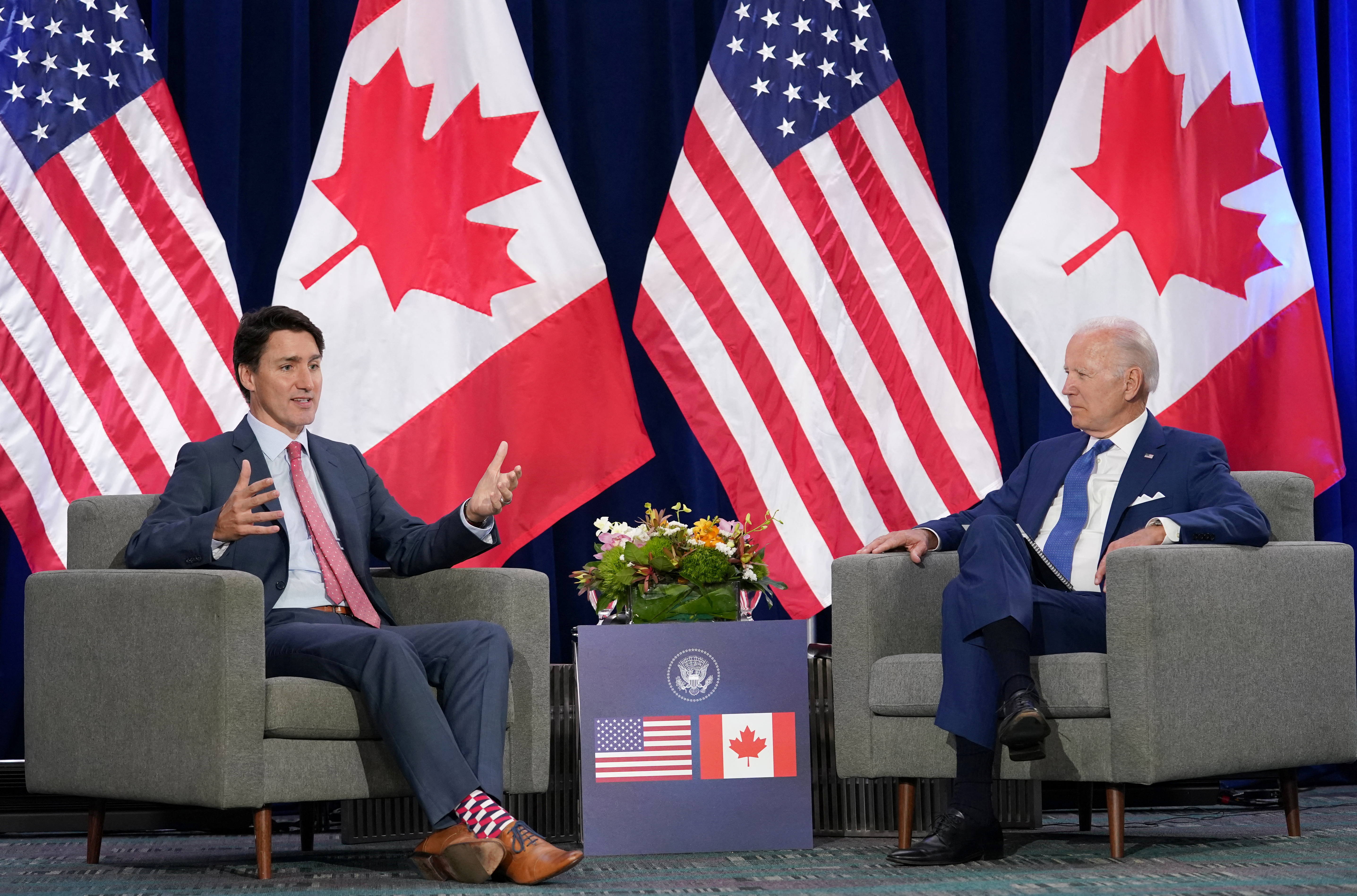 Justin Trudeau, reunido con el presidente de los Estados Unidos, Joe Biden, durante la Cumbre de las Américas antes de anunciar que dio positivo nuevamente por COVID-19