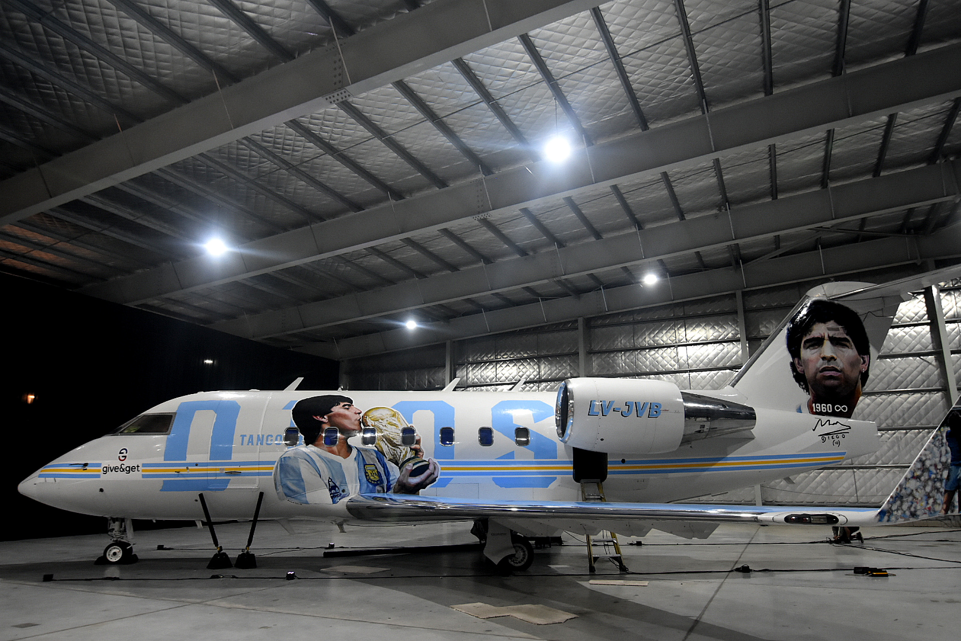 Este miércoles se presentó el Tango D10S, el avión en homenaje a Diego Maradona