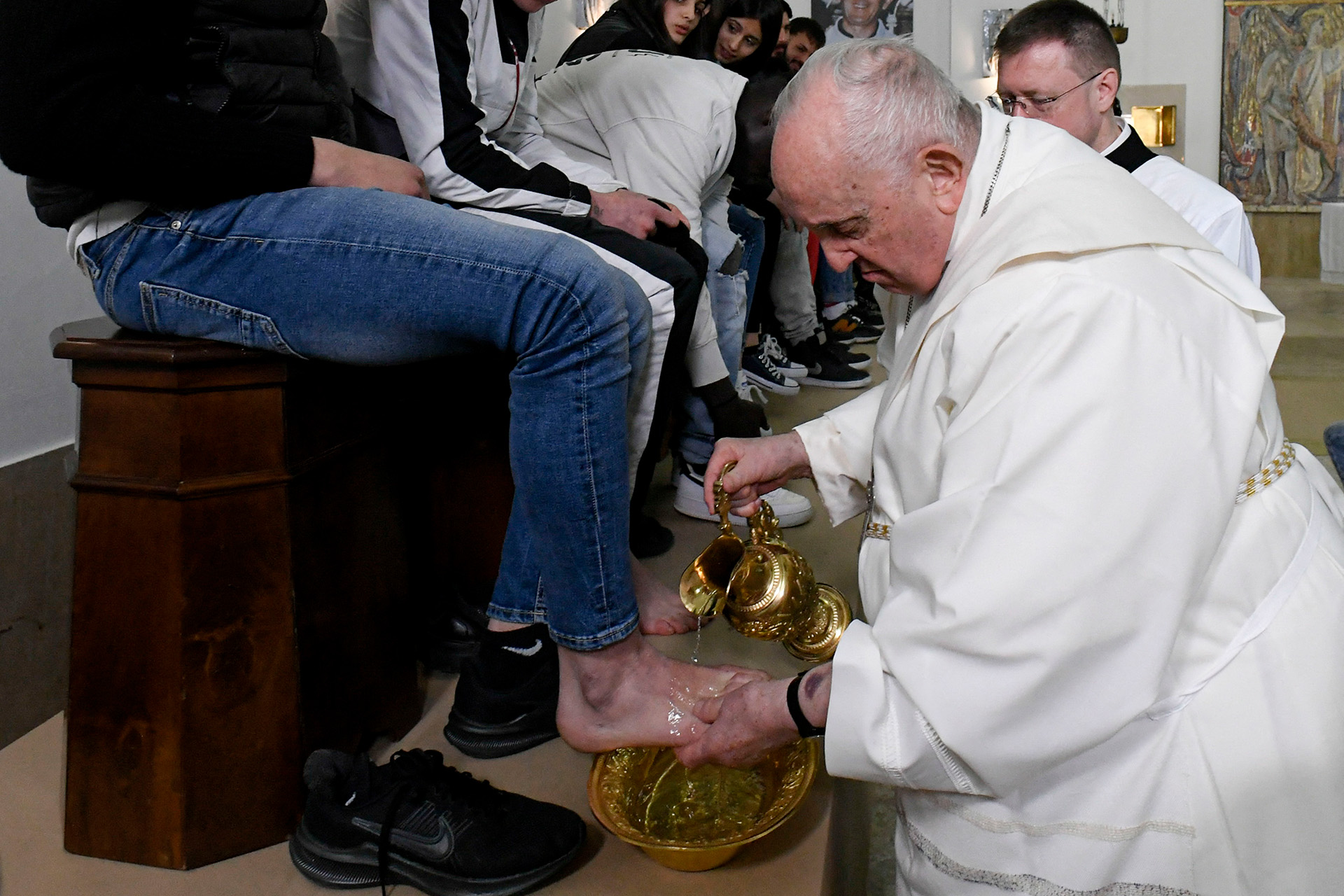 El Papa lavando los pies de un joven recluso