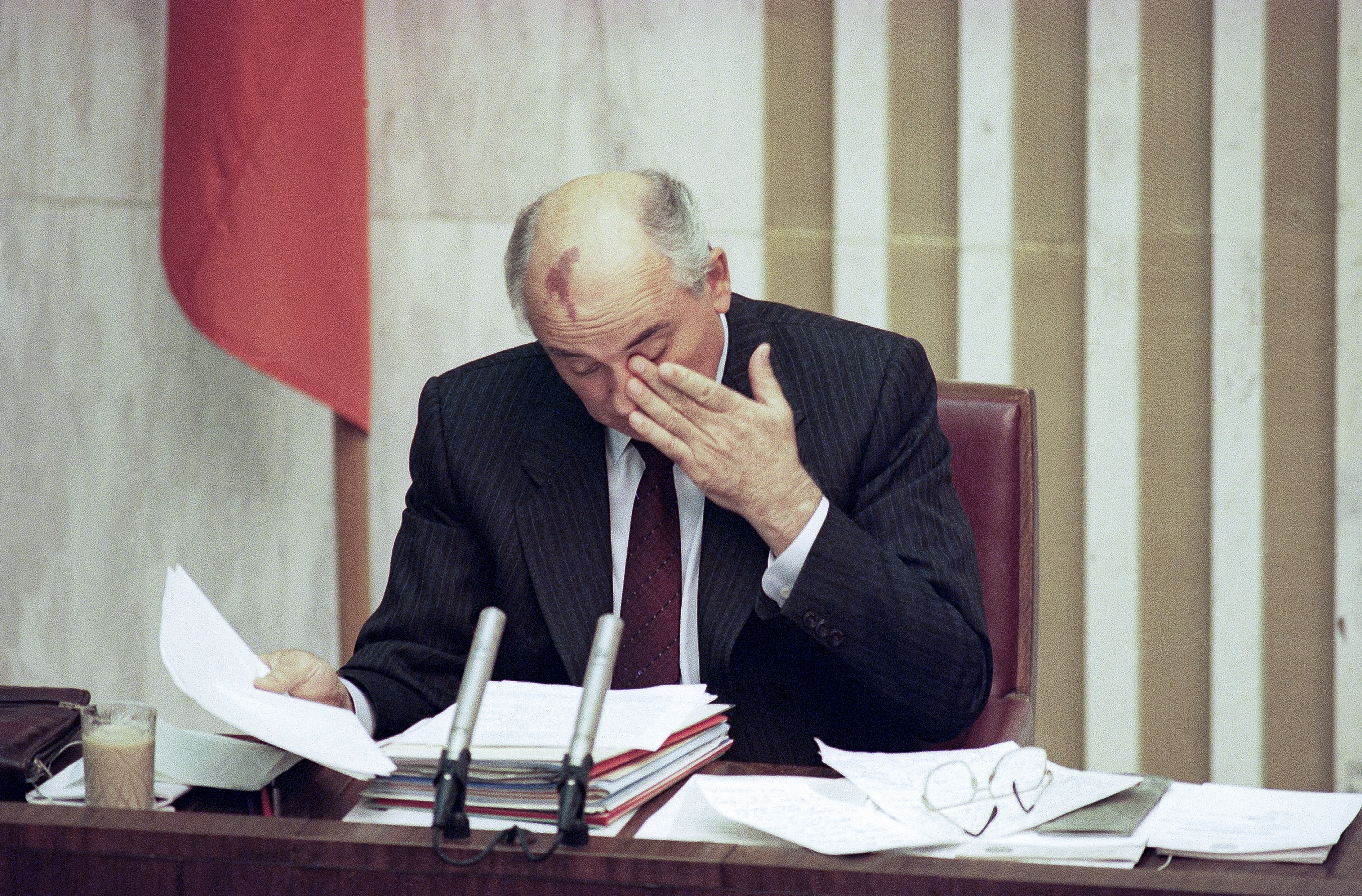 ARCHIVO - El presidente soviético Mikhail Gorbachev se frota los ojos durante la sesión especial del Soviet Supremo en Moscú, Rusia, el 27 de agosto de 1991. 