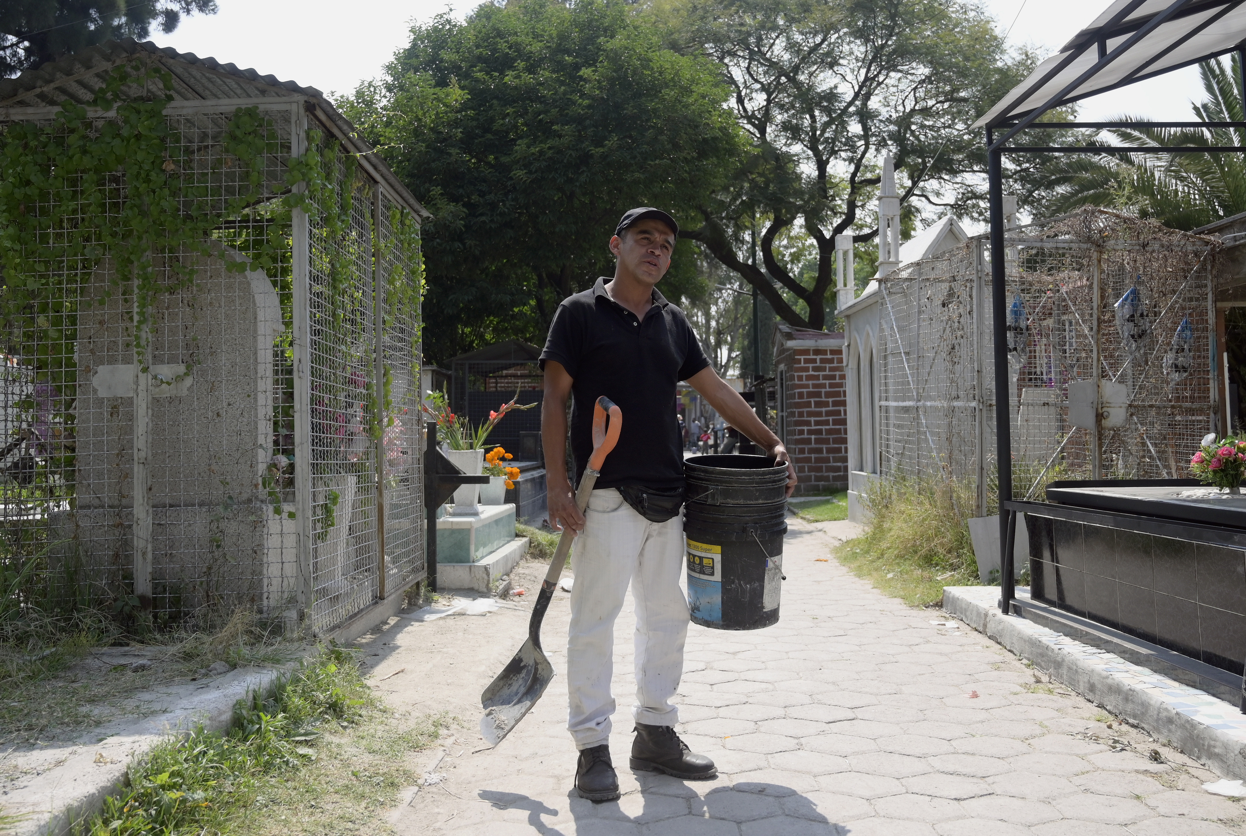 Un empleado trabaja antes del Día de Muertos en el Panteón San José, en la Ciudad de México el 28 de octubre de 2020.