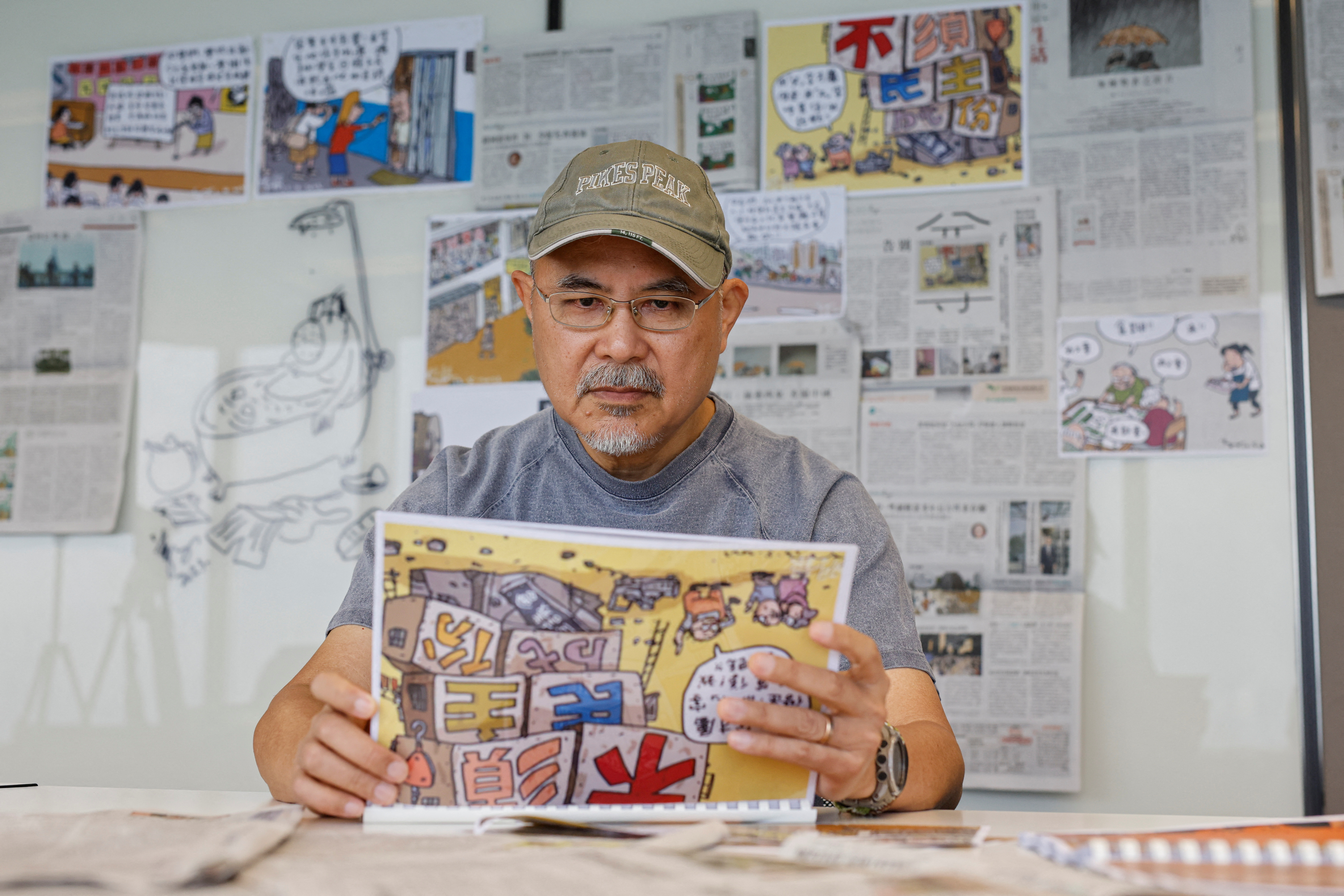 El dibujante Wong Kei-kwan, que usa el seudónimo Zunzi, posa para las fotos después de que su tira cómica fuera eliminada del periódico local Ming Pao en Hong Kong (REUTERS/Tyrone Siu)
