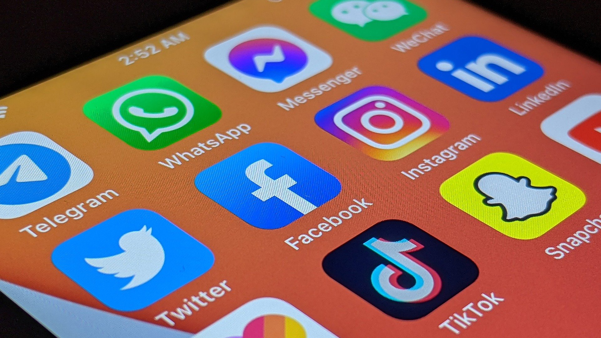 People say they spend more time on social channels each day than they did the year before: the average is 2 hours and 27 minutes.  (Photo: Pixabay)