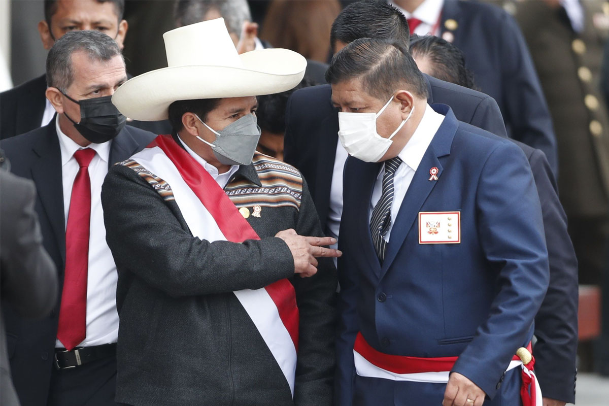 El presidente de Perú, Pedro Castillo, junto al ministro de Defensa, Wálter Ayala. Foto de archivo. EFE/ Paolo Aguilar