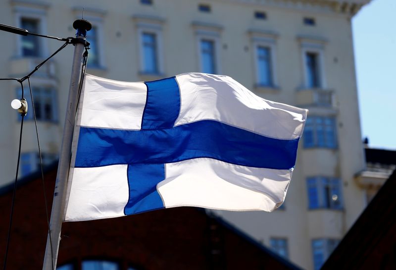 File foto della bandiera finlandese che sventola a Helsinki, Finlandia.  3 maggio 2017. REUTERS/Intes Calinis/file