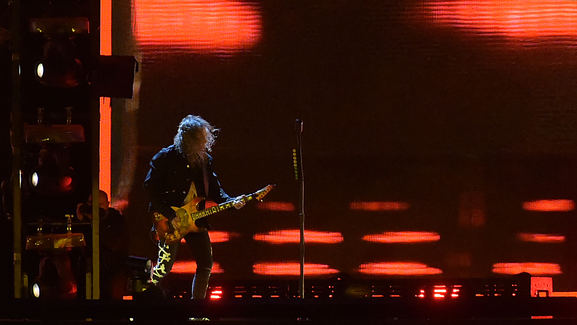 El guitarrista Kirk Hammett con los pelos al viento