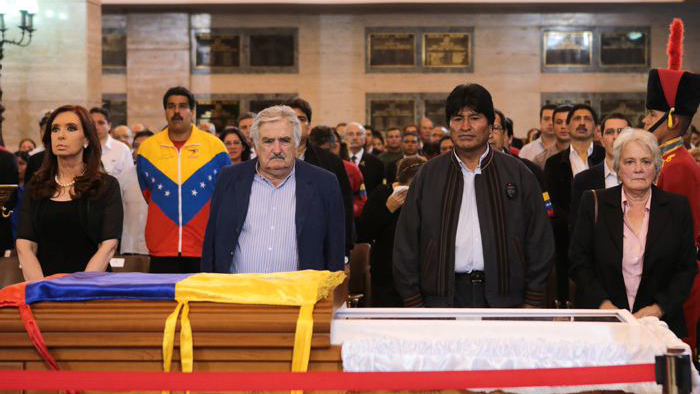 Cristina Kirchner, José Mujica, Evo Morales y Lucía Topolansky, durante los funerales a Hugo Chávez en marzo de 2013. Detrás, con una chaqueta con los colores de Venezuela, Nicolás Maduro (Palacio de Miraflores)