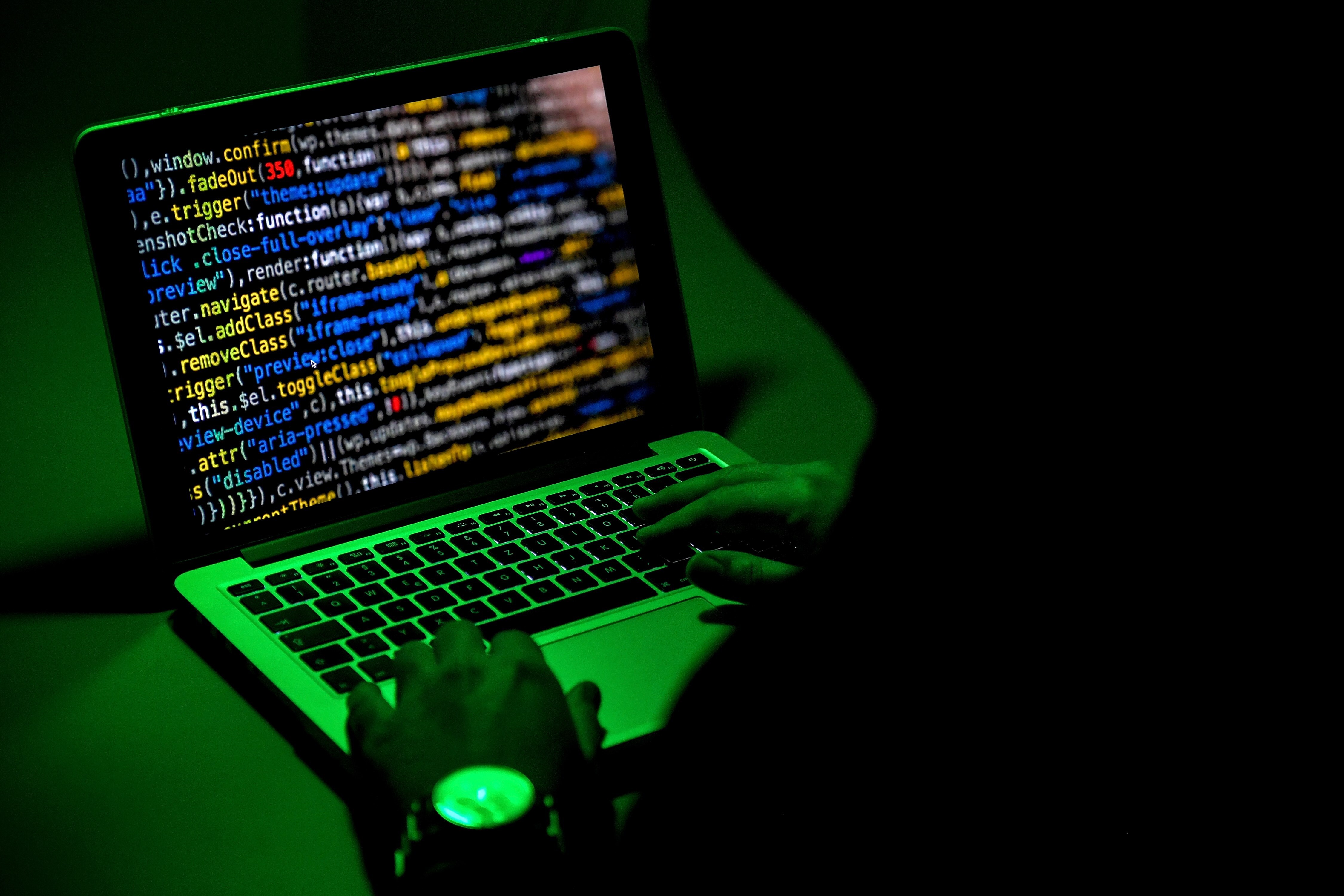 Vista de un hacker trabajando en un computador, en una fotografía de archivo. EFE/Sascha Steinbah
