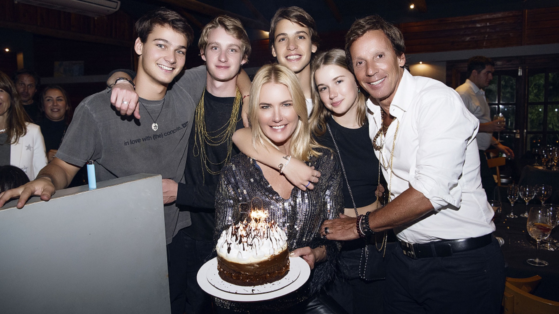 Valeria Mazza, Alejandro Gravier y sus cuatro hijos en el cumpleaños de la exmodelo