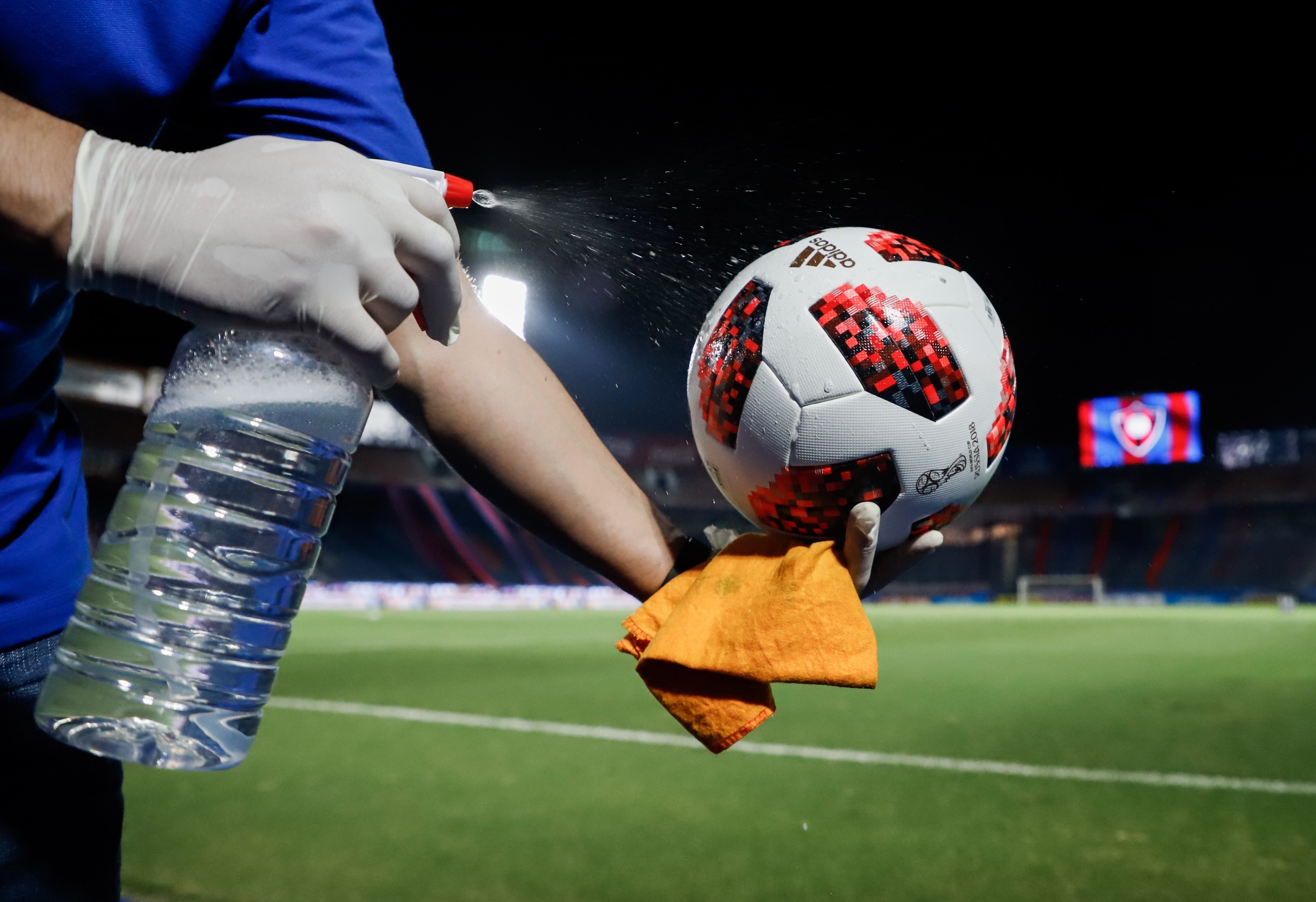 La Copa Libertadores se reanudará el 15 de septiembre y la Copa Sudamericana el 27 de octubre. Ambos torneos contarán con una rigurosa serie de medidas de bioseguridad elaboradas para entrenamientos, concentración, estadía y viajes de los equipos. EFE/Nathalia Aguilar