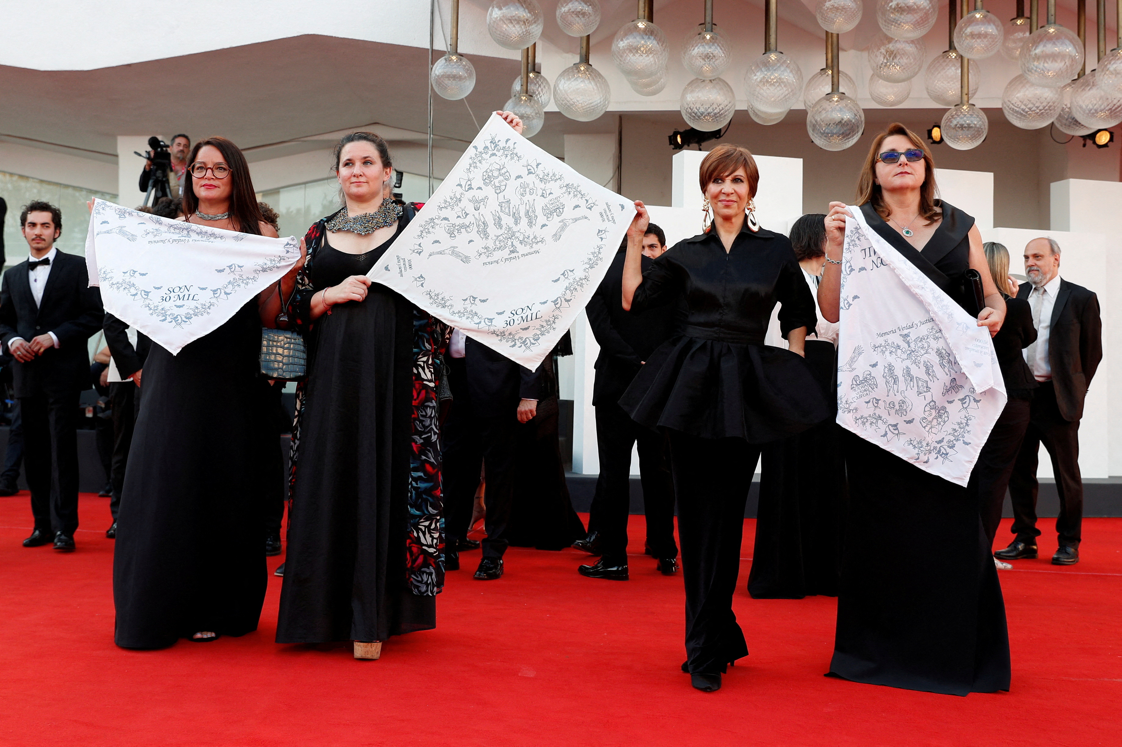 Alejandra Flechner y los pañuelos blancos que representantan a las madres de Plaza de Mayo (REUTERS/Guglielmo Mangiapane)