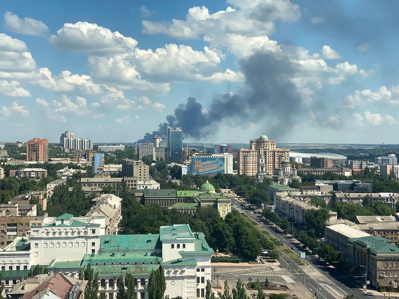 Imagen de humo elevándose tras un bombardeo de Rusia en Donetsk (REUTERS/Kazbek Basayev)