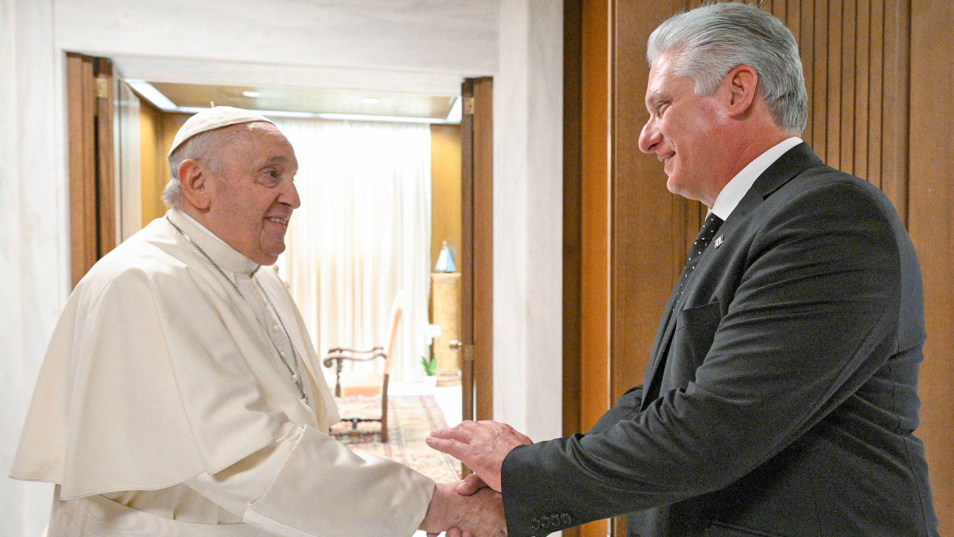 El saludo entre el Papa y Miguel Díaz-Canel (VATICAN MEDIA/AFP)