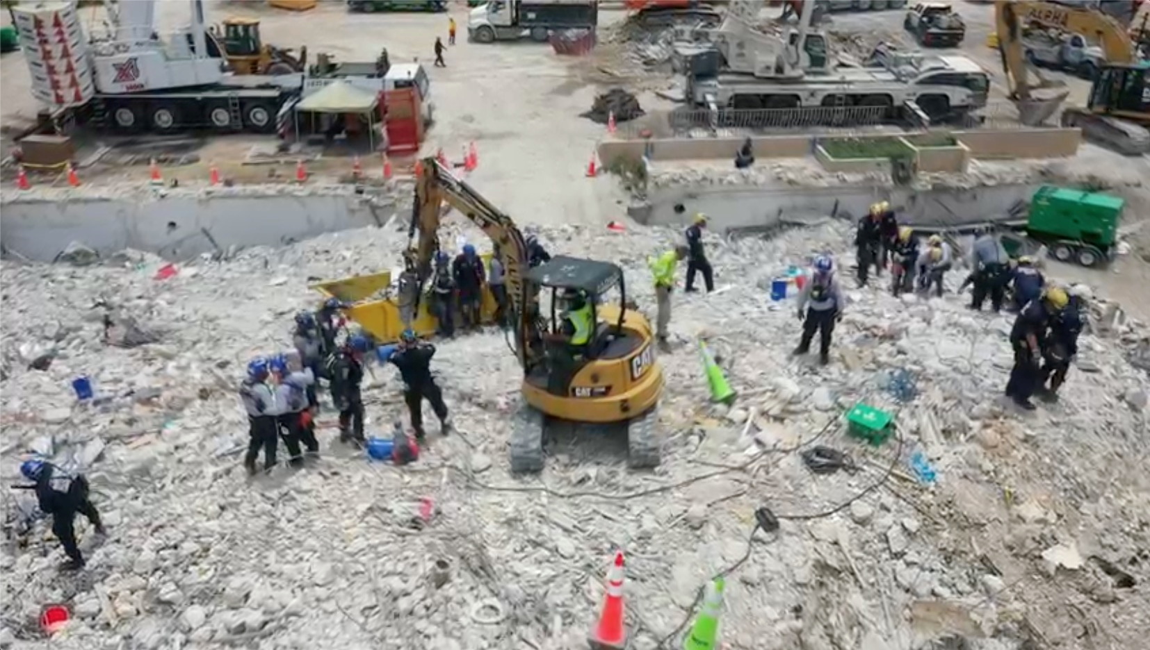 Los rescatistas ya han eliminado 2,5 millones de kilos de escombros. (Departamento de Bomberos de Miami Dade/ REUTERS)