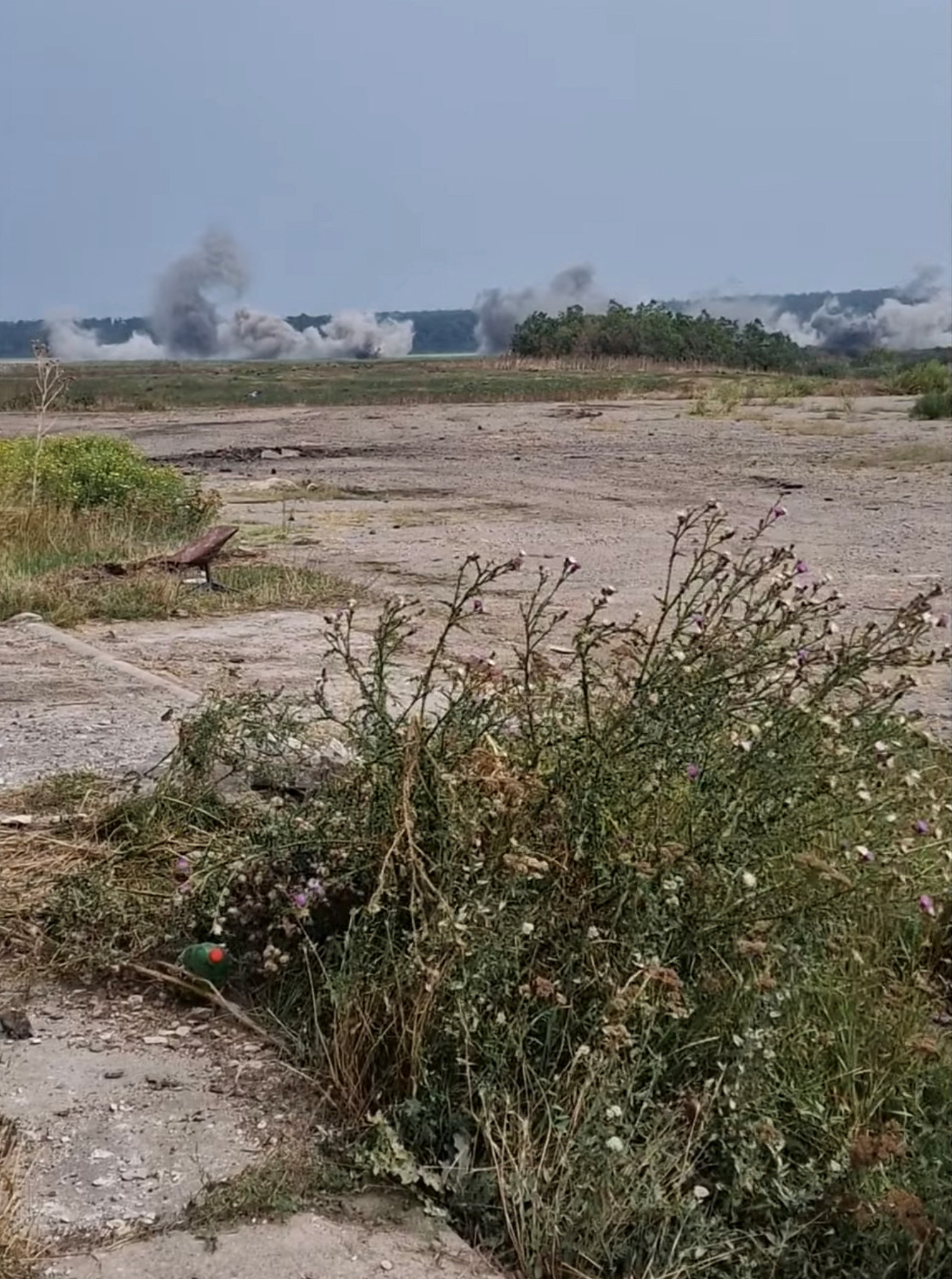 Las municiones explotan en medio de una contraofensiva militar ucraniana en curso contra las fuerzas de ocupación rusas, que se dice que está cerca de Andriivka, región de Kherson, Ucrania, en algún momento de agosto de 2022 en esta imagen fija tomada de un video de las redes sociales. (Maverick vía REUTERS)