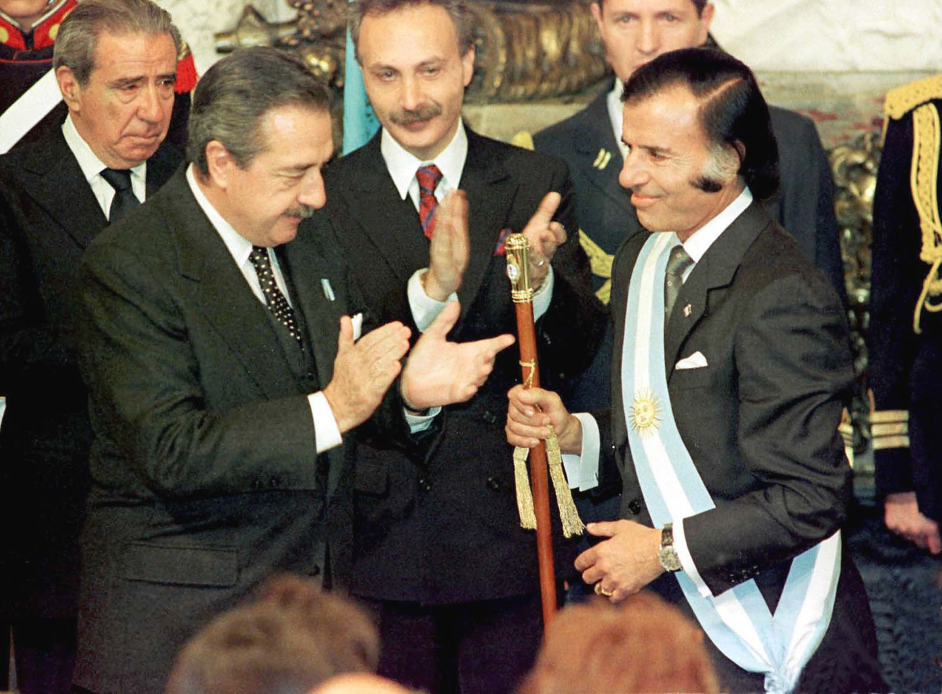 1989. Raúl Alfonsín le entrega la banda presidencial a Carlos Menem