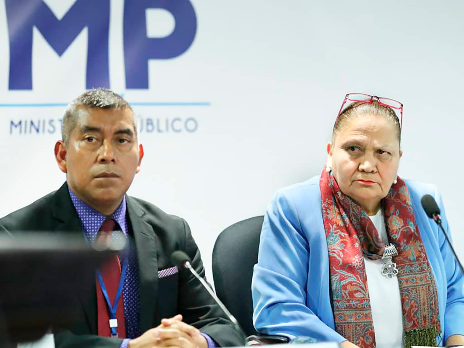 Rafael Curruchiche (izquierda), jefe de la Fiscalía Especial Contra la Impunidad (FECI) de Guatemala, y su jefa, la fiscal general Consuelo Porras. Ambos han sido señalados como funcionarios corruptos y antidemocráticos. Curruchiche lidera la persecución a un candidato presidencial en Guatemala.
