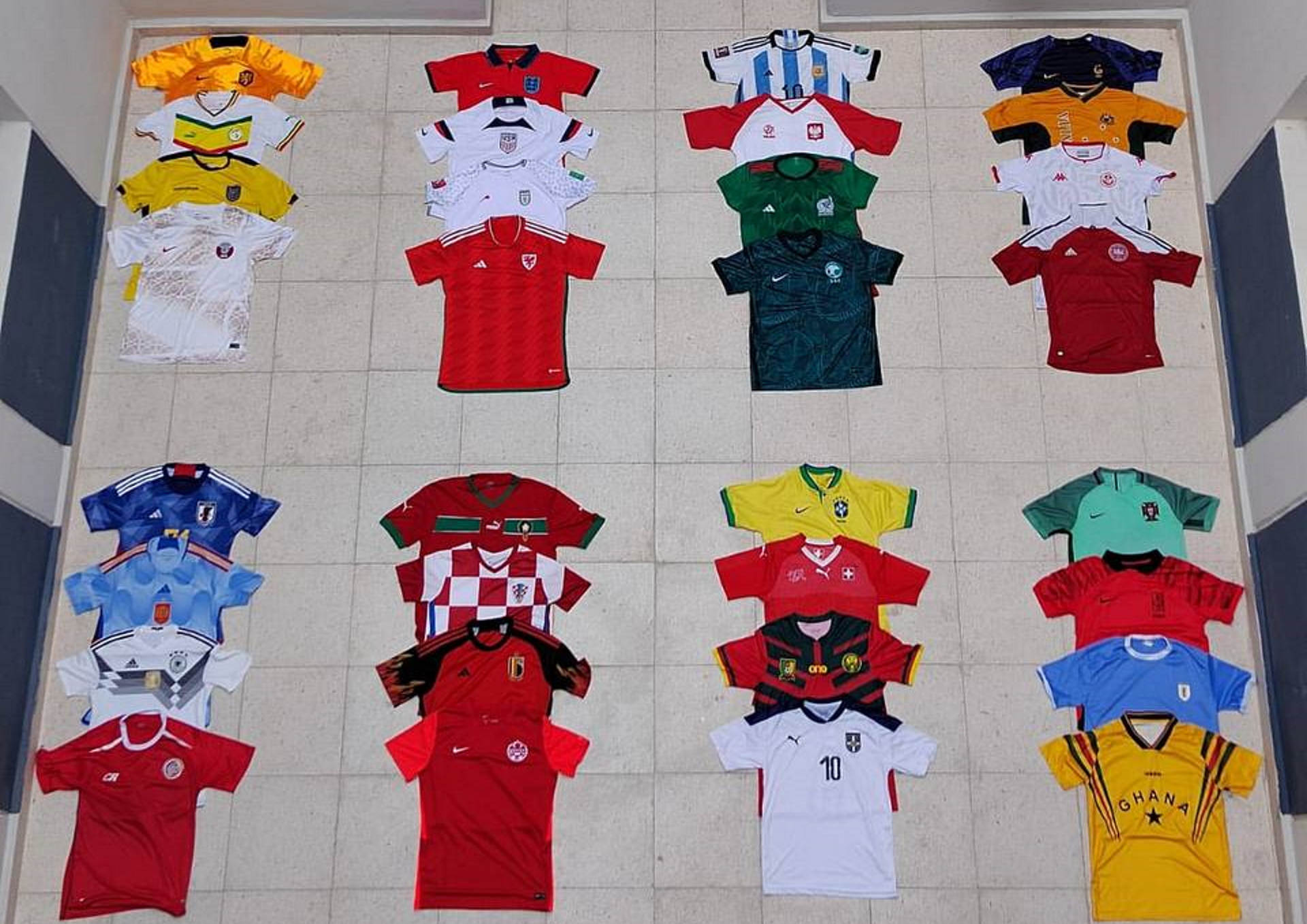 Intercambiaron las camisetas de los 31 países del Mundial: algunas son del torneo actual y otras vintage