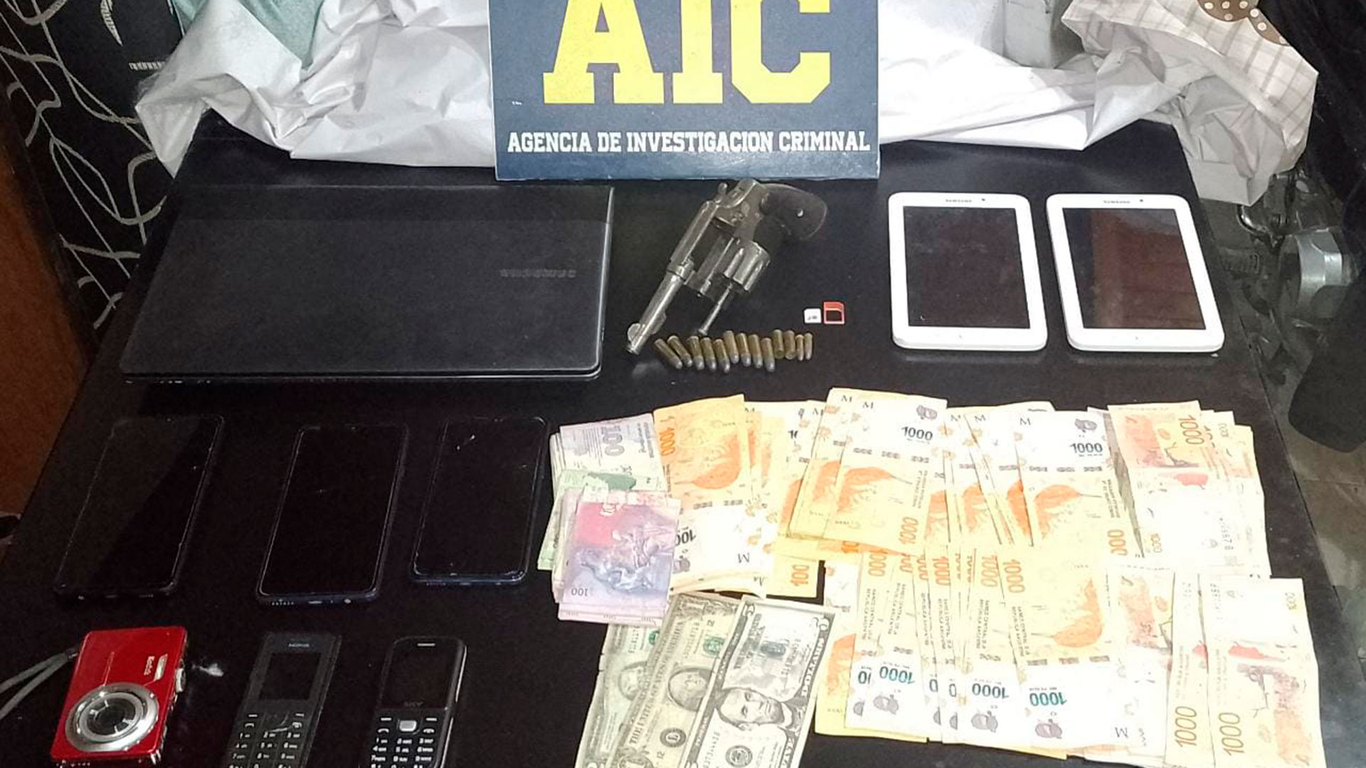 Armas y efectivo incautados a la banda,