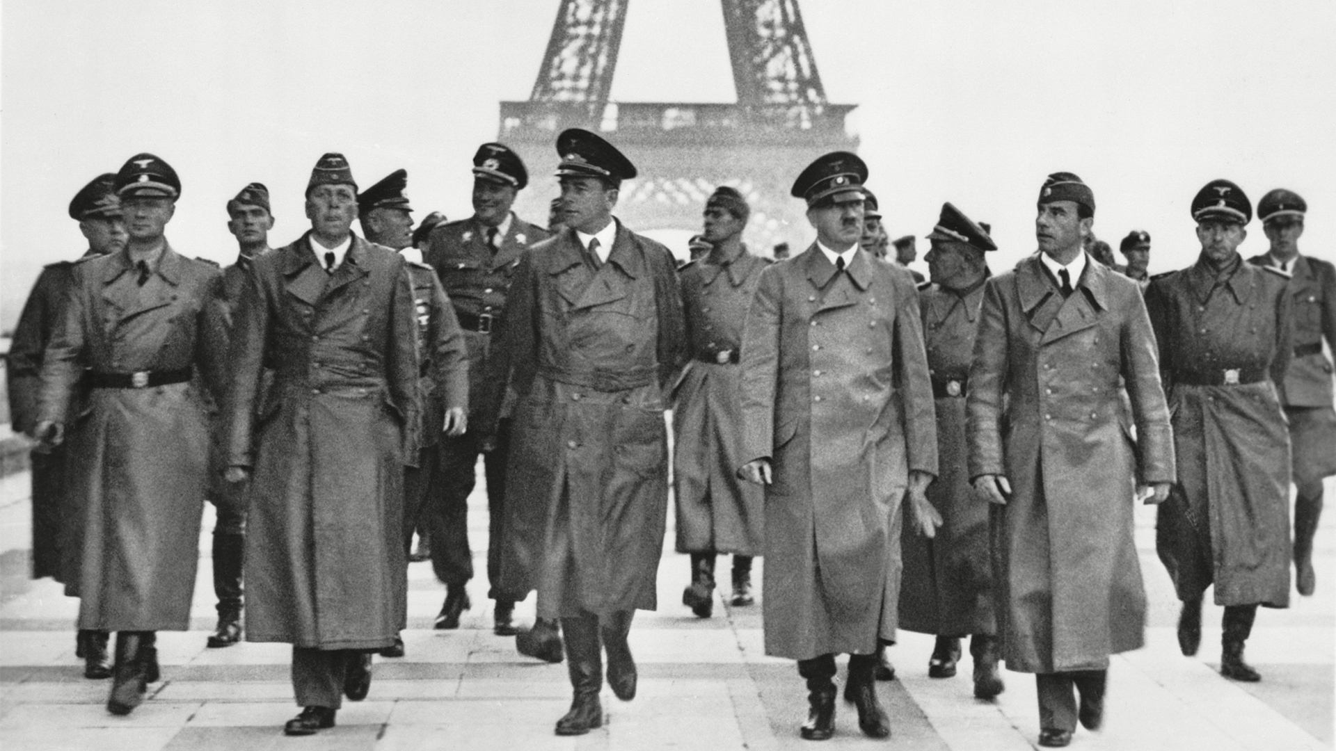 Adolf Hitler rodeado por los arquitectos Hermann Giesler y Albert Speer, y el escultor Arno Breker, dan un tour de la conquista en París, el 23 de junio de 1940 (Everett/Shutterstock)