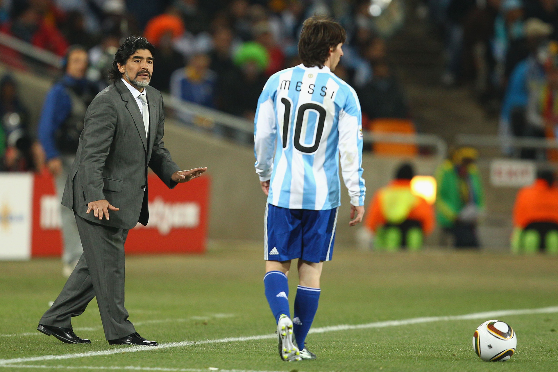 Maradona técnico, Messi en la cancha. Mundial 2010. Entre ambas figuras se reparten muchos de los récords de quienes vistieron la camiseta argentina