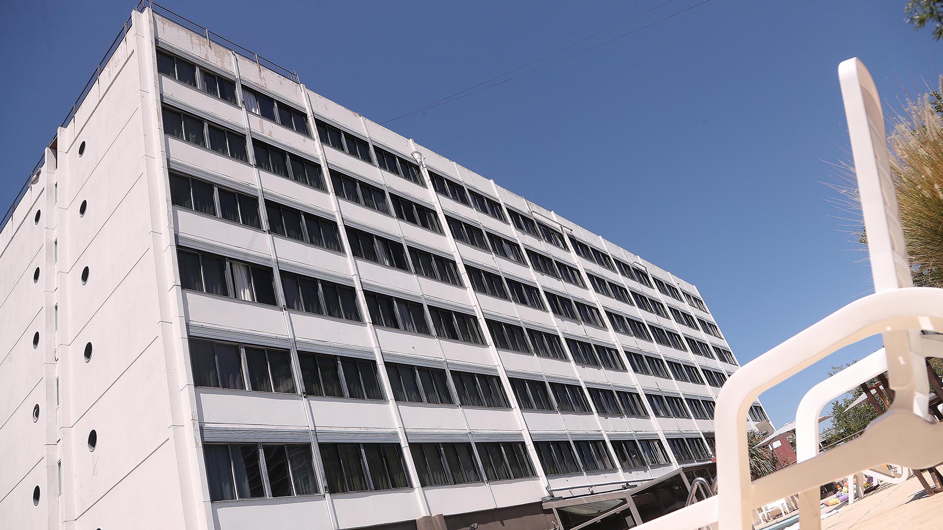 Un Gato De Plastico Y La Policia En La Puerta De La Habitacion La Loca Historia Del Salto De Charly Garcia Desde El Noveno Piso A La Pileta Infobae