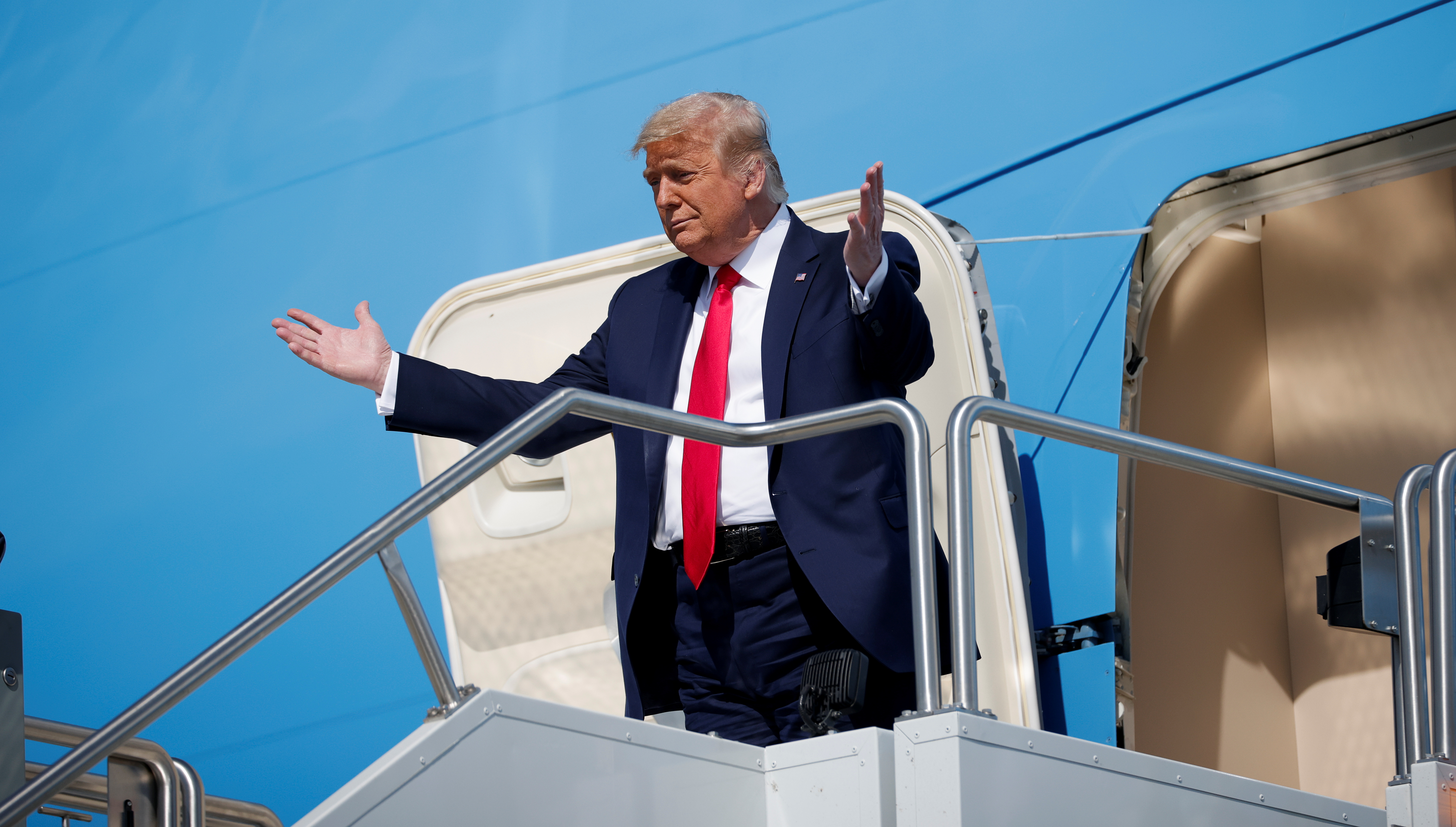 Donald Trump, presidente de Estados Unidos, descendiendo del Air Force One (REUTERS/Carlos Barria)