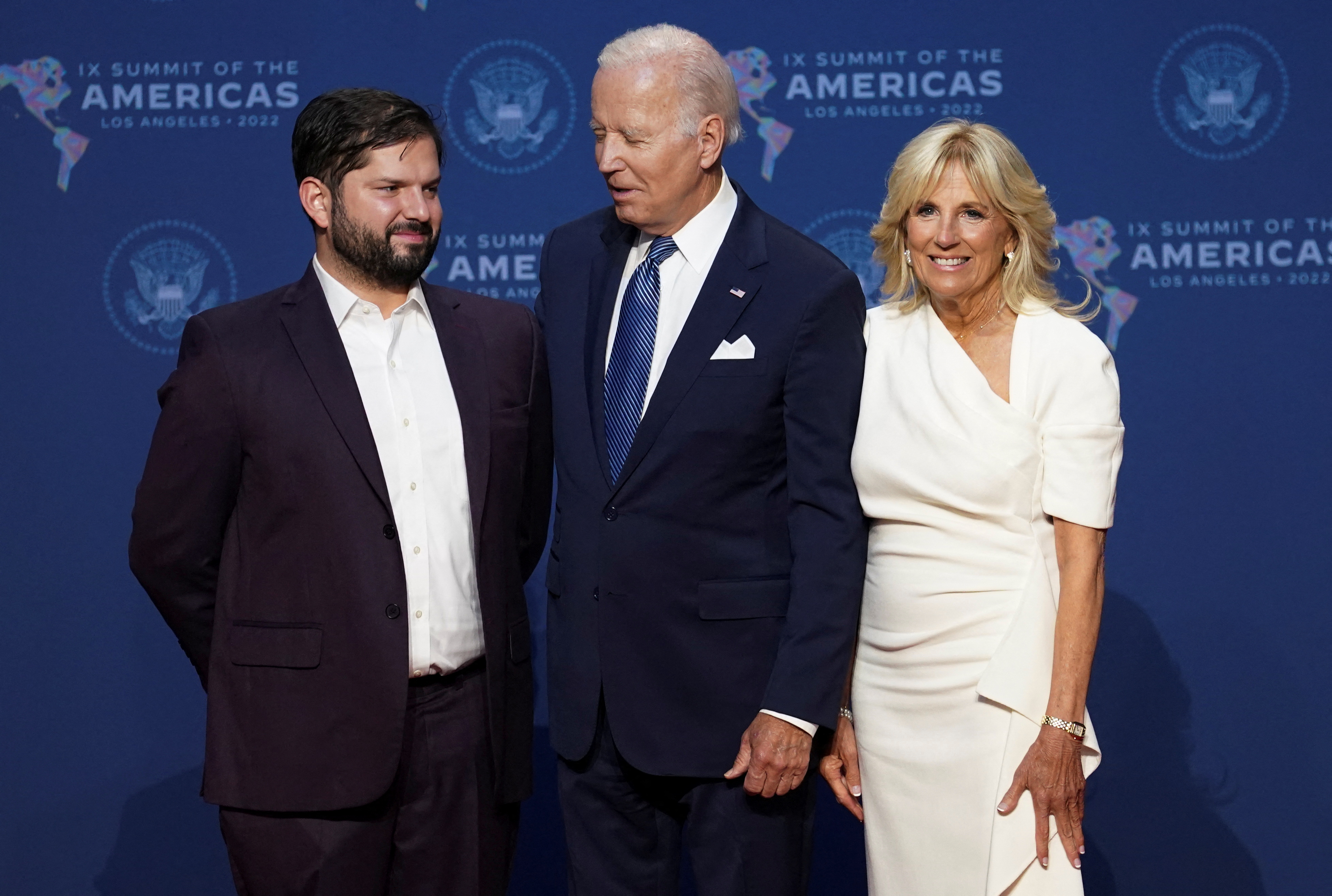 Joe Biden, acompañado por Jill Biden, saluda al presidente chileno Gabriel Boric (REUTERS/Kevin Lamarque)