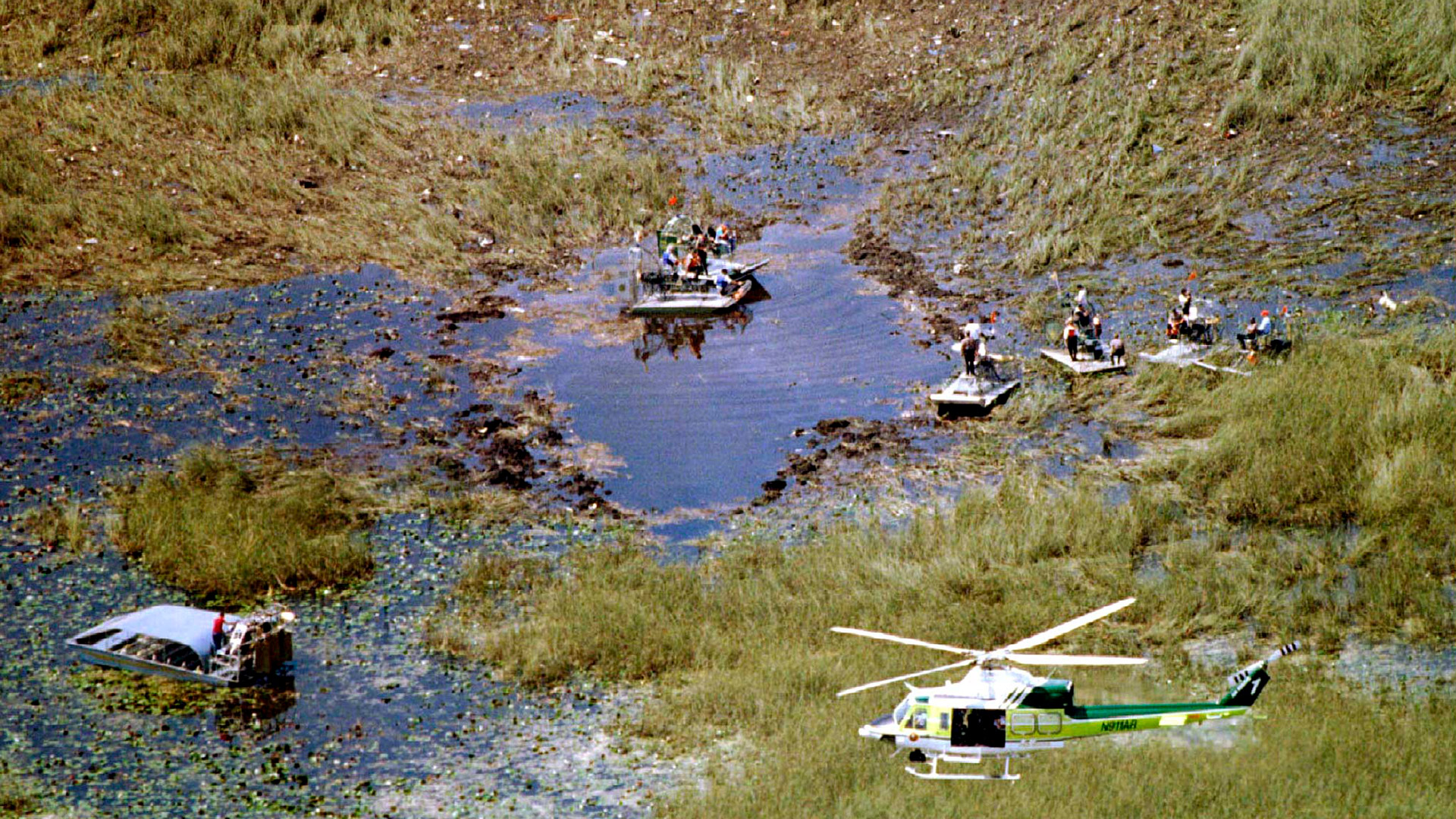 Rescatistas buscan sobrevivientes sin éxitos entre restos de avión esparcidos por los pantanos de Florida