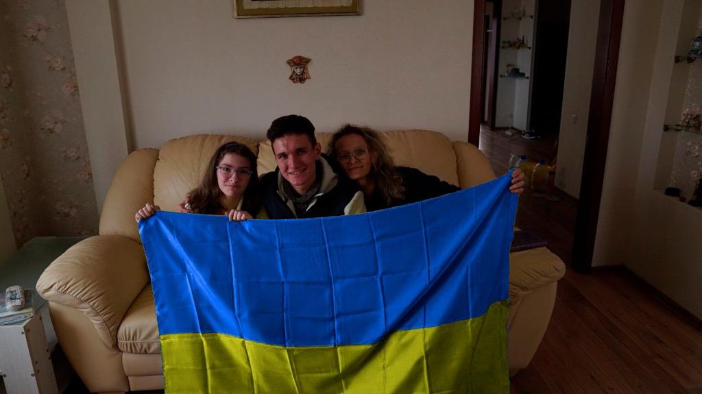 La familia con la bandera ucraniana