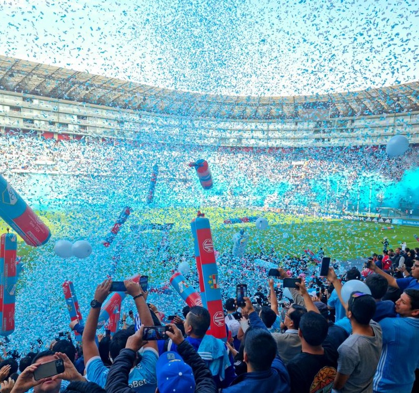 Los hinchas de Sporting Cristal pintaron de celeste el Estadio Nacional. (Foto: @KreuzaPop)