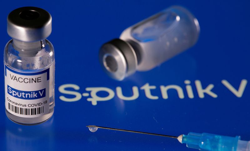 Vial etiquetado como "vacuna contra la enfermedad del coronavirus Sputnik V (COVID-19)" (Reuters)