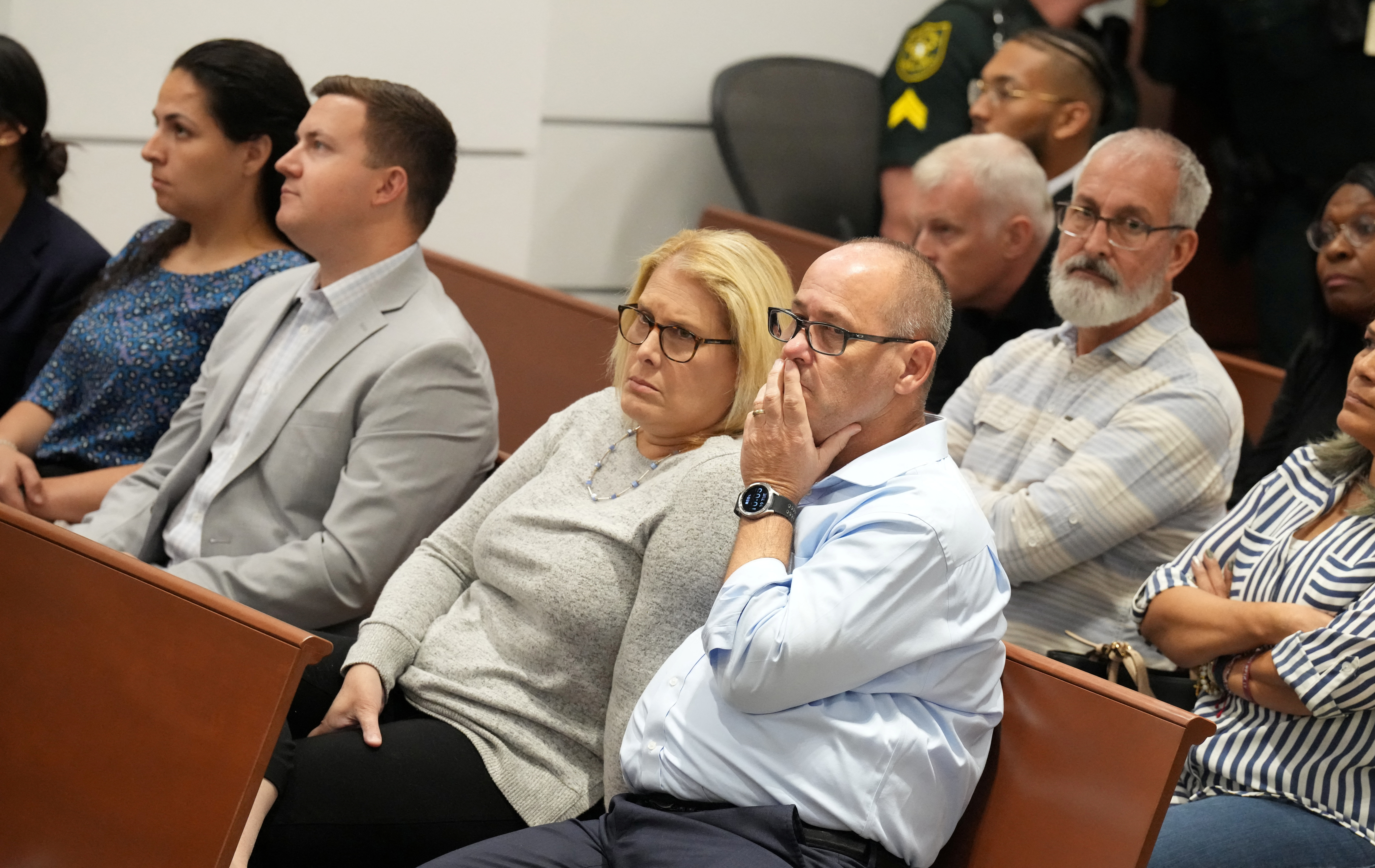 Fred and Jennifer Gutenberg, padres de Jaime Gutenberg, reaccionan ante las palabras del fiscal que describe cómo ocurrieron los 17 asesinatos de la escuela de Parkland